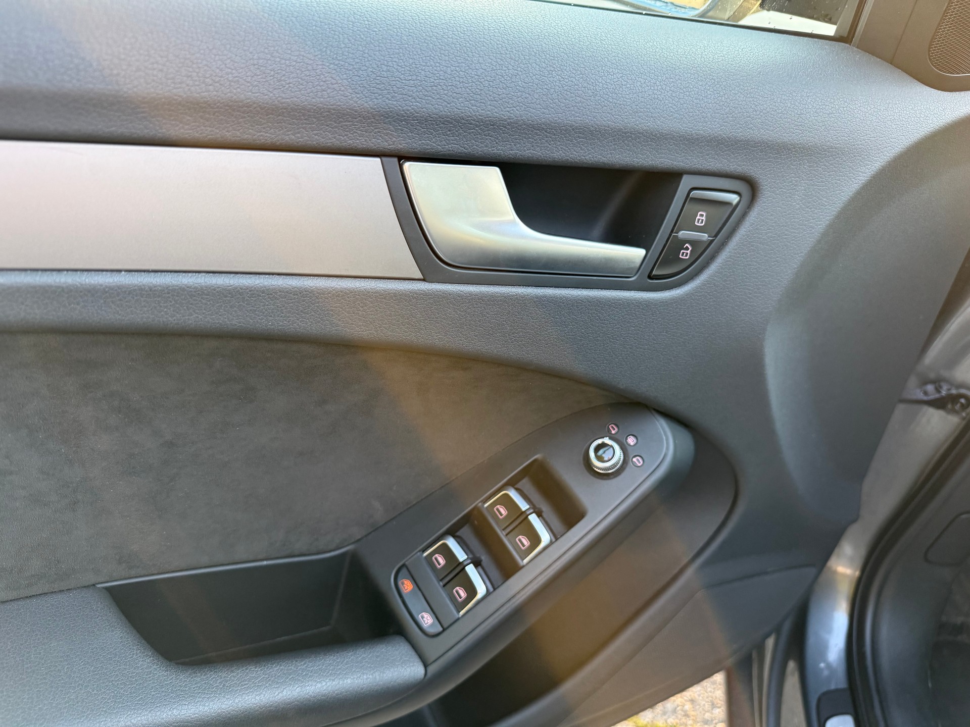 AUDI A4 Avant 2.0 TDI quattro S-tronic _ S-Line-image-8