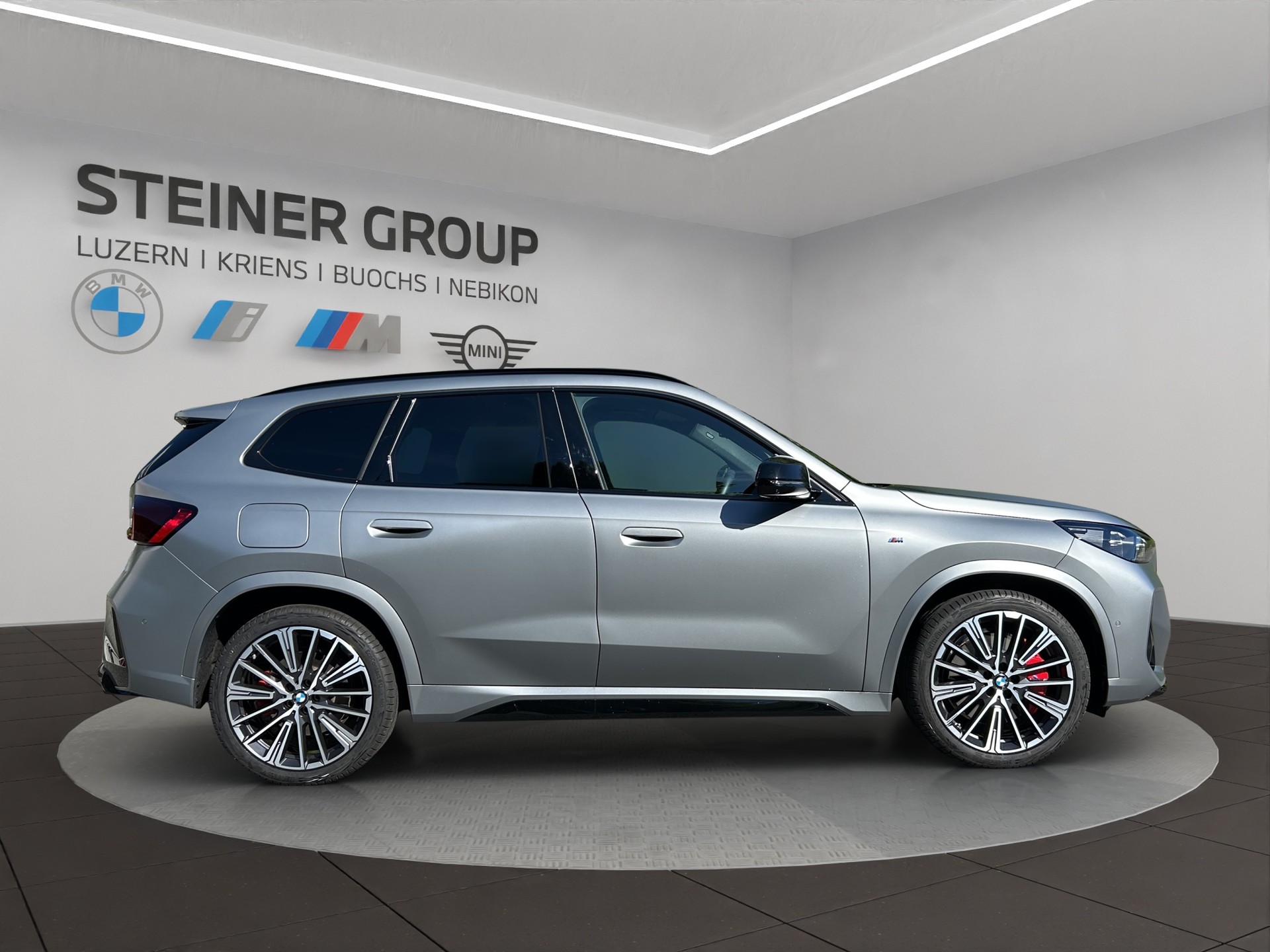 BMW X1 xDrive M35i-showroom-element-3