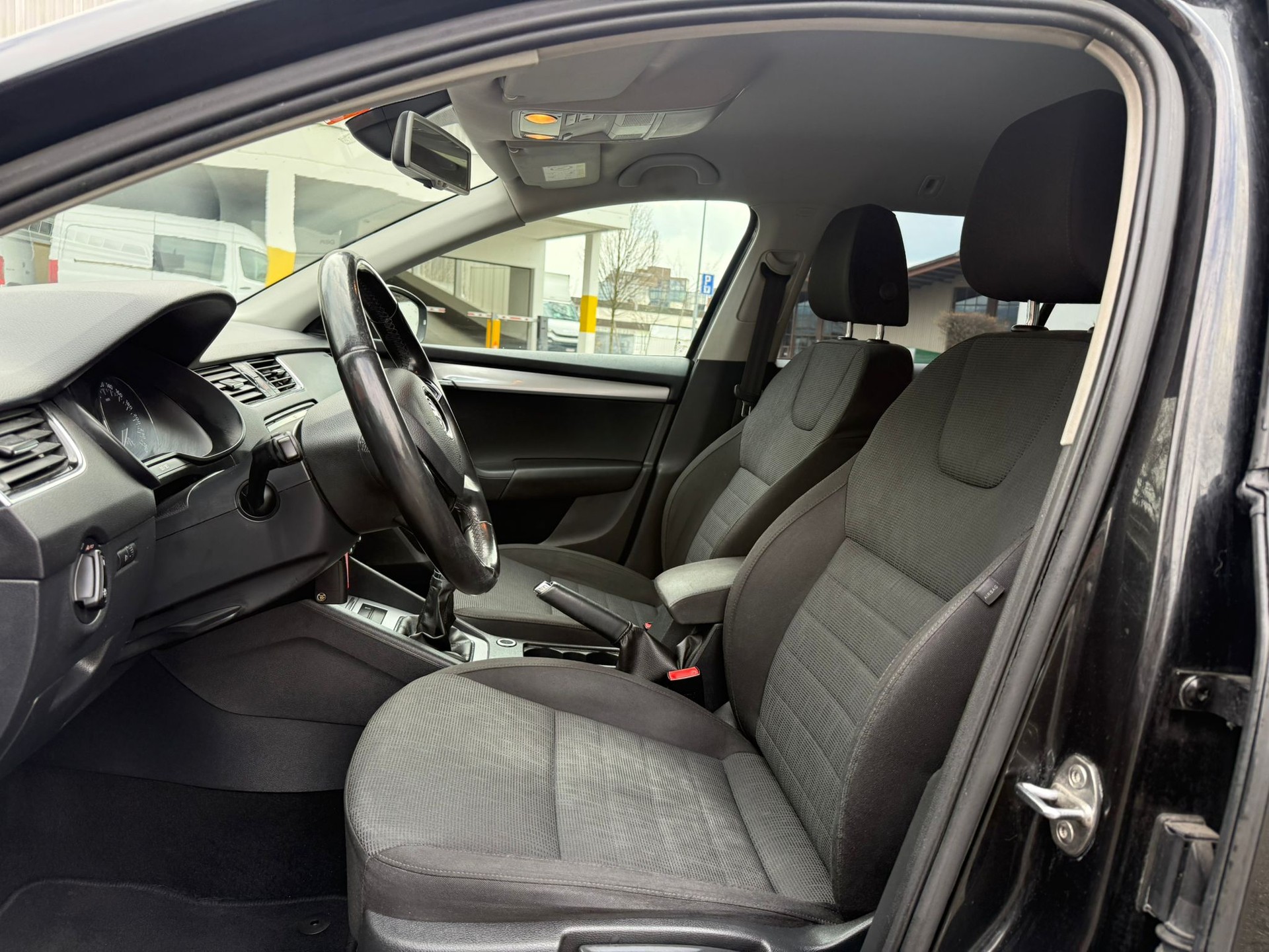 SKODA Octavia Combi 2.0 TDI Elegance 4x4-image-9