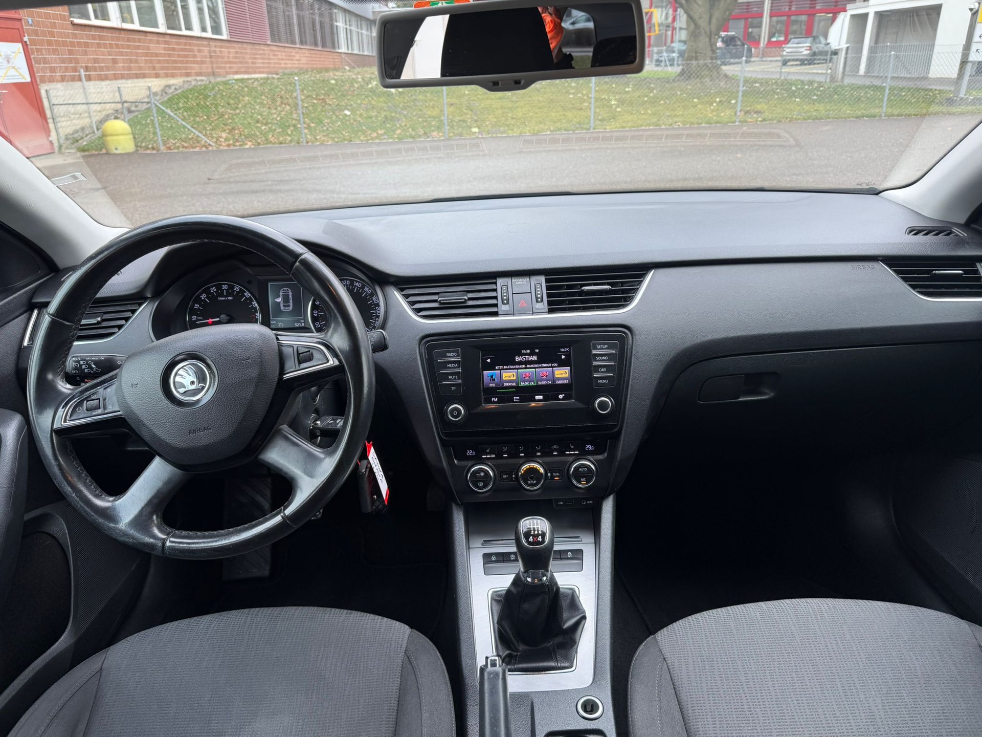 SKODA Octavia Combi 2.0 TDI Elegance 4x4-image-8