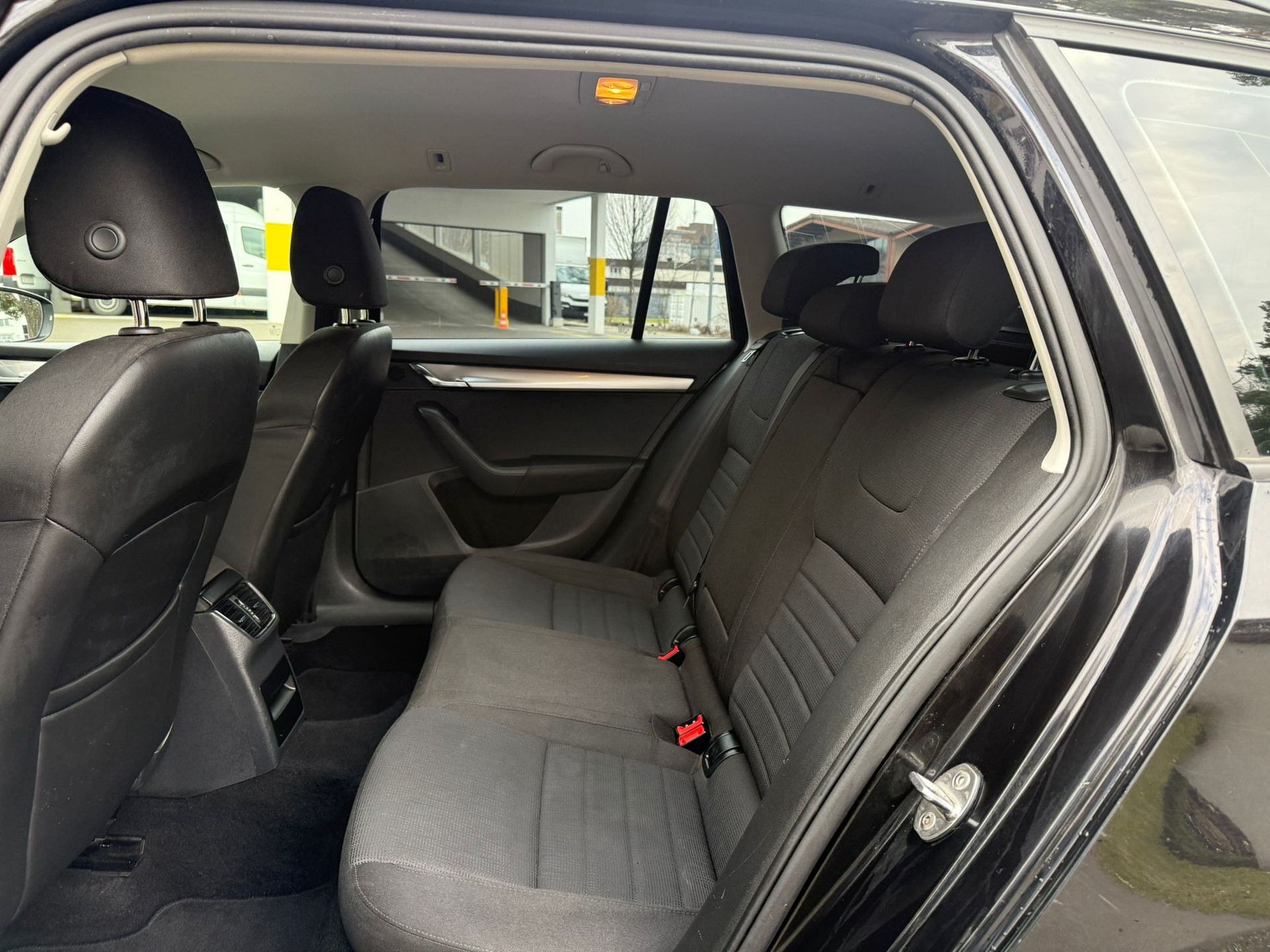 SKODA Octavia Combi 2.0 TDI Elegance 4x4-image-7