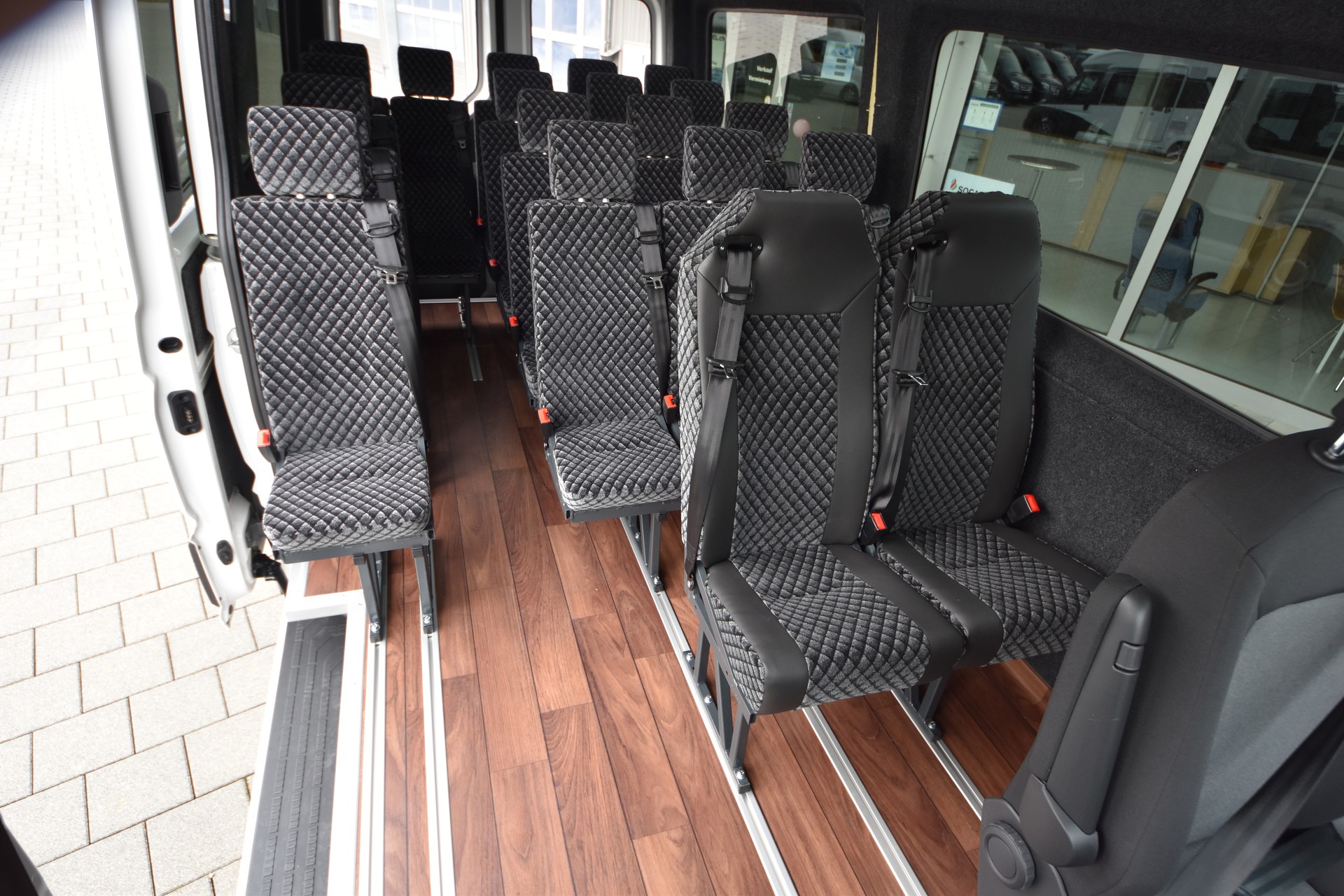 VW eCrafter Schulbus-image-4