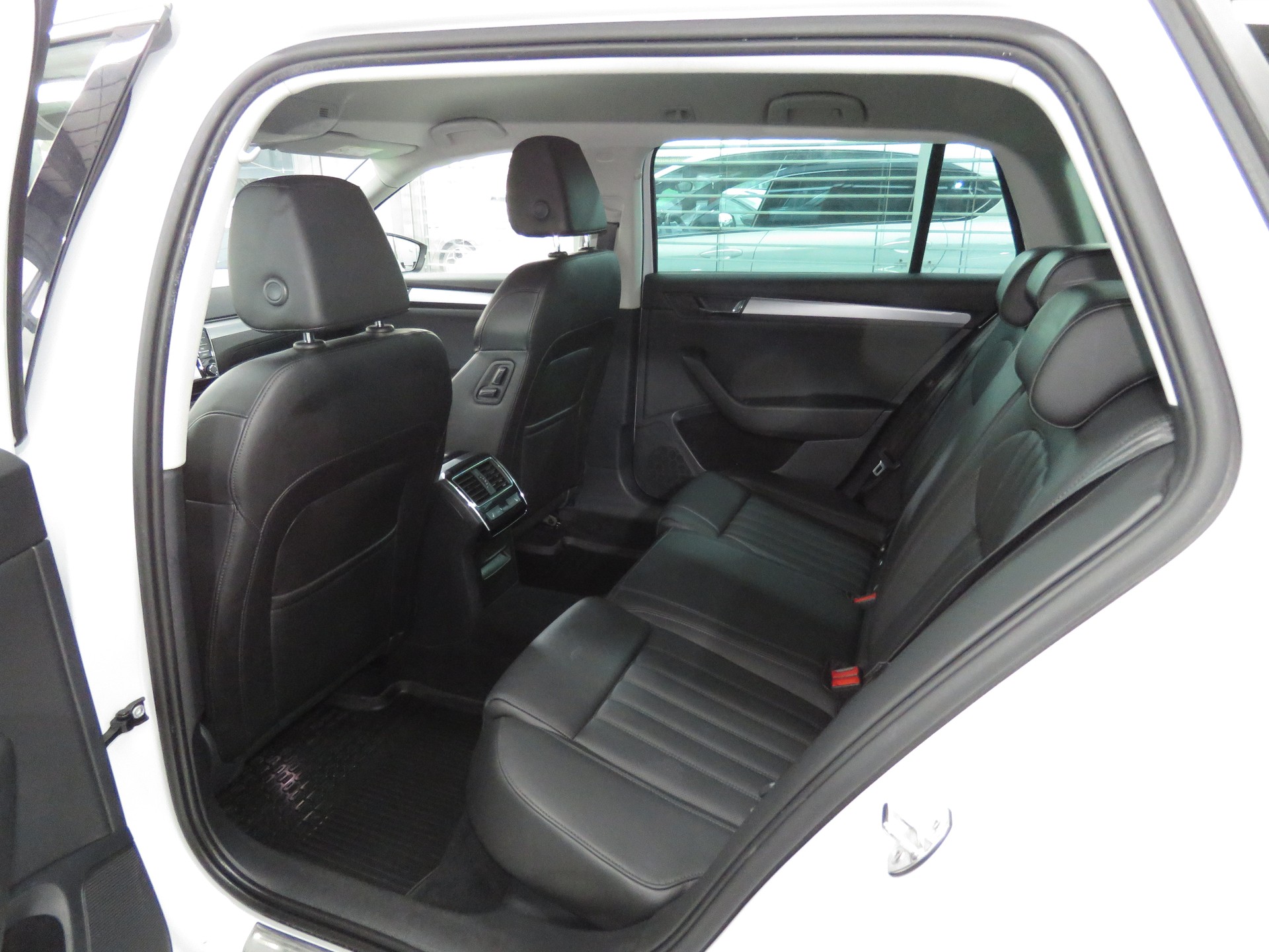 SKODA Superb Combi 2.0 TSI Style DSG 4x4 (Automat)-image-10