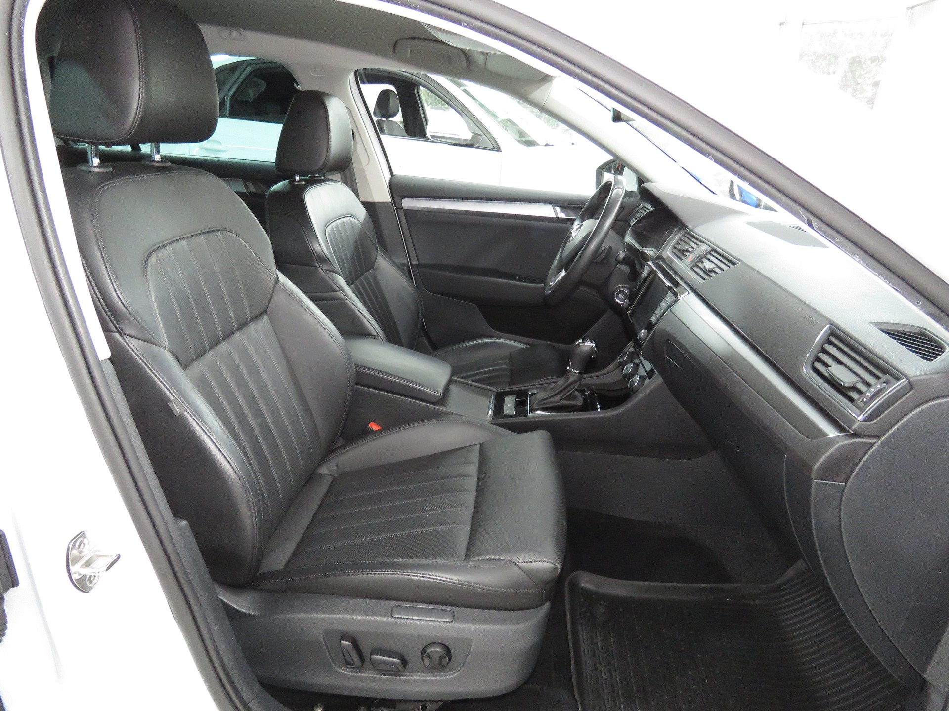 SKODA Superb Combi 2.0 TSI Style DSG 4x4 (Automat)-image-13