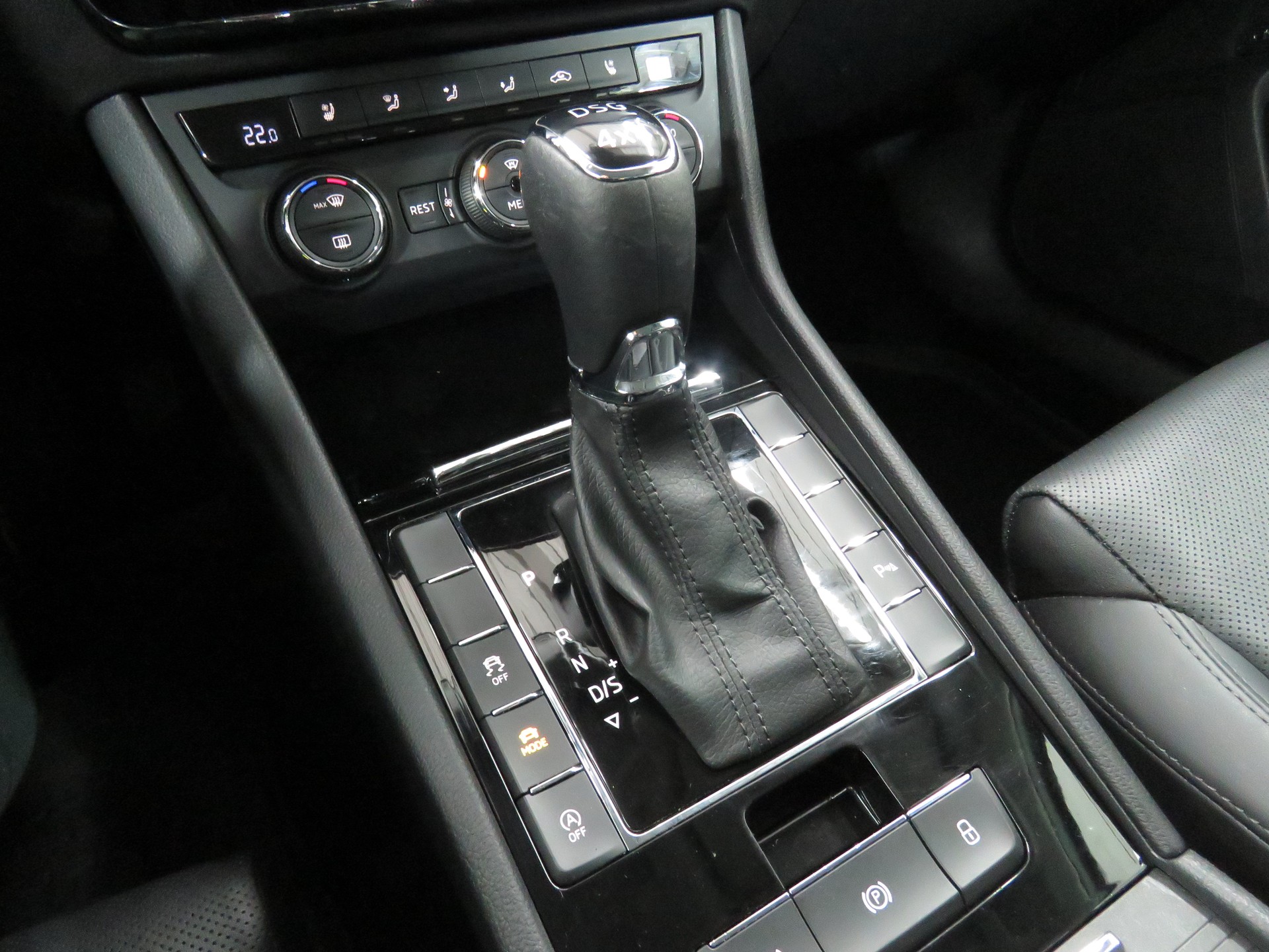 SKODA Superb Combi 2.0 TSI Style DSG 4x4 (Automat)-image-18