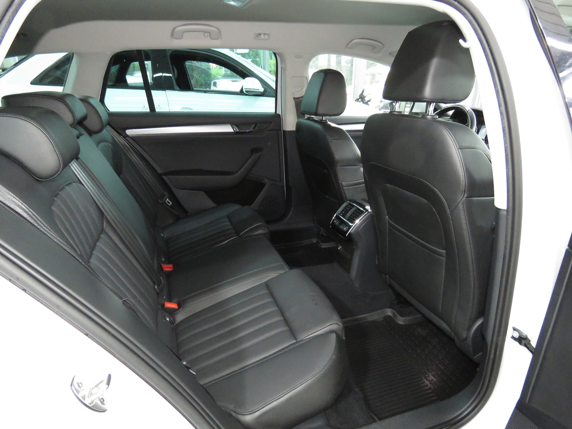 SKODA Superb Combi 2.0 TSI Style DSG 4x4 (Automat)-image-14