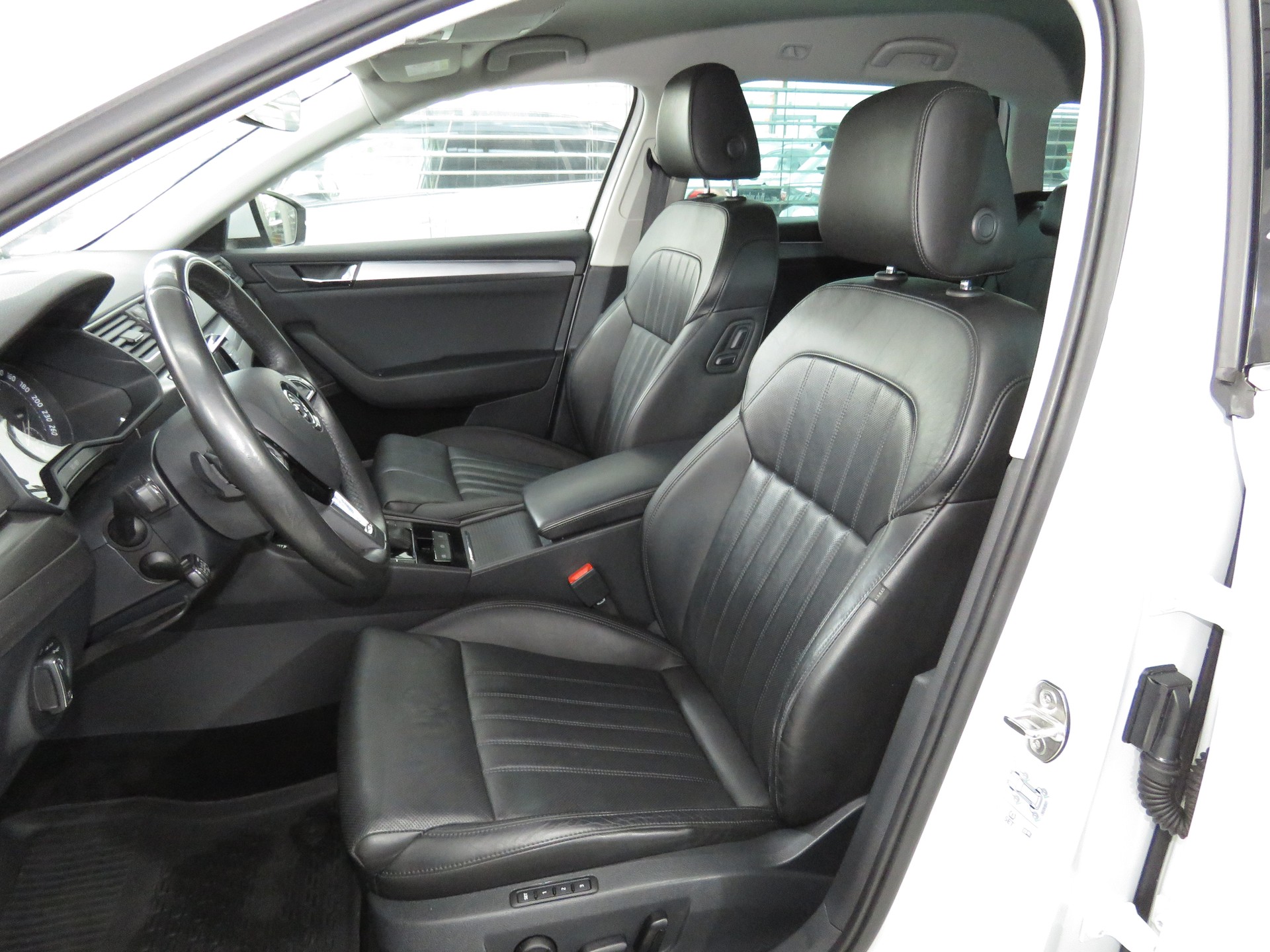 SKODA Superb Combi 2.0 TSI Style DSG 4x4 (Automat)-image-7