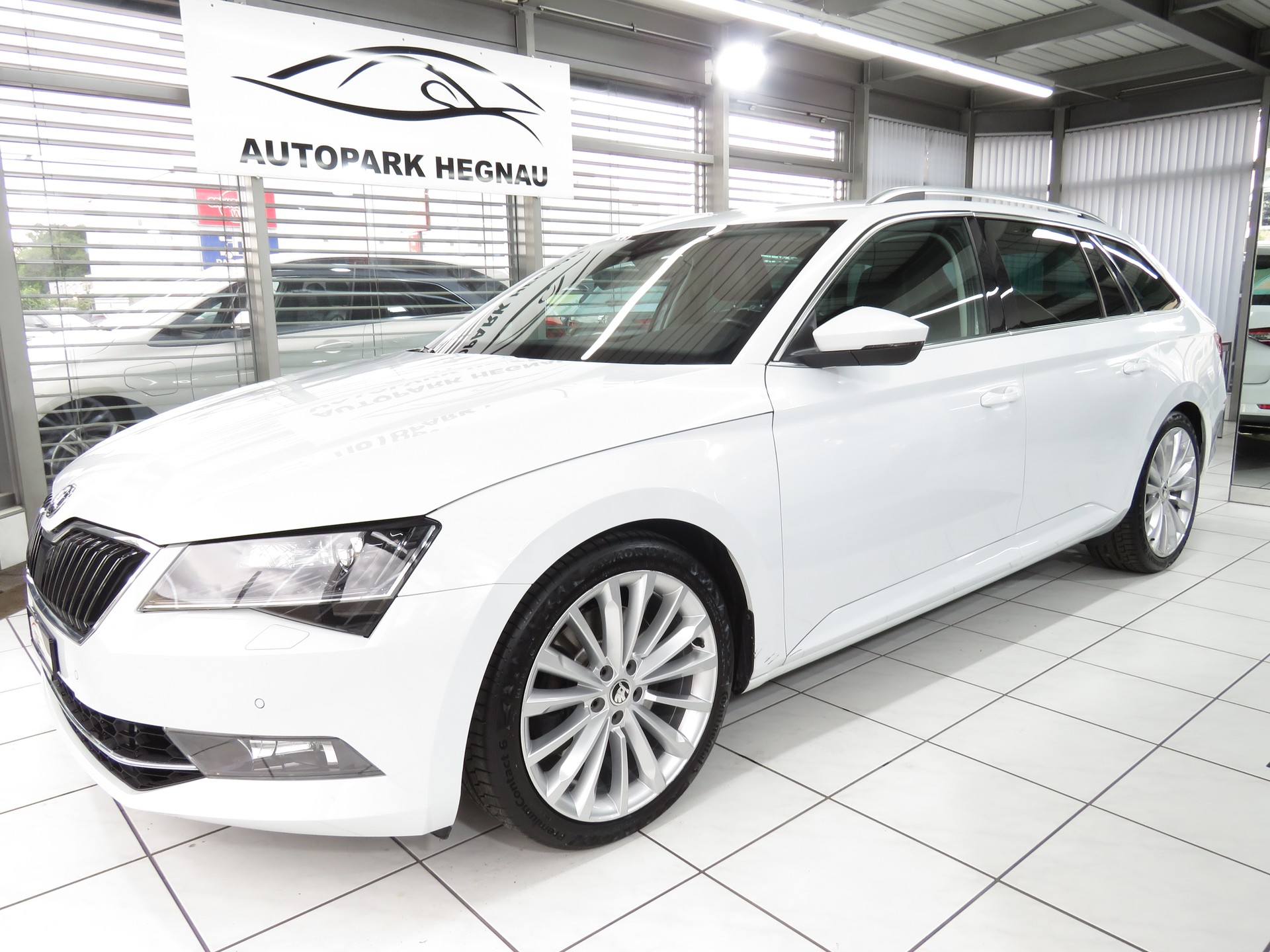 SKODA Superb Combi 2.0 TSI Style DSG 4x4 (Automat)-image-0