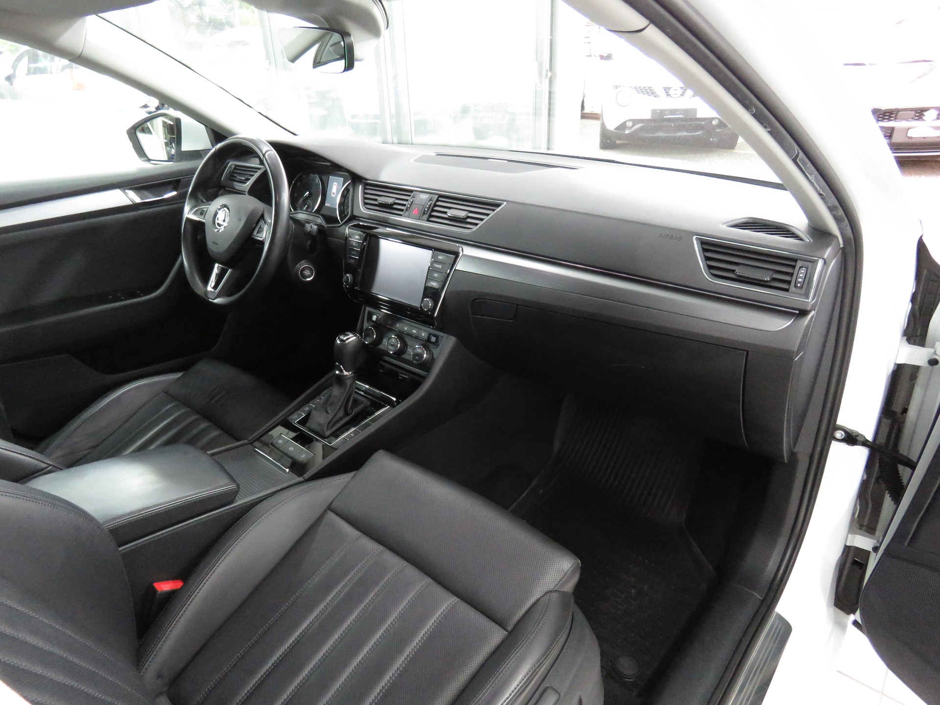SKODA Superb Combi 2.0 TSI Style DSG 4x4 (Automat)-image-12