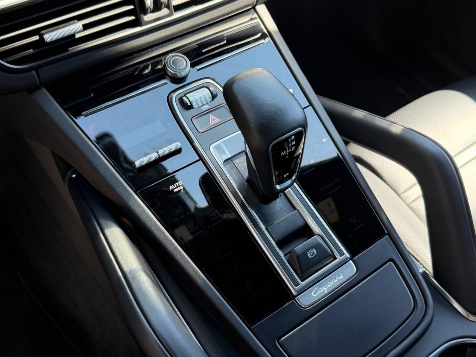 PORSCHE Cayenne Turbo S E-Hybrid Coupè-image-24