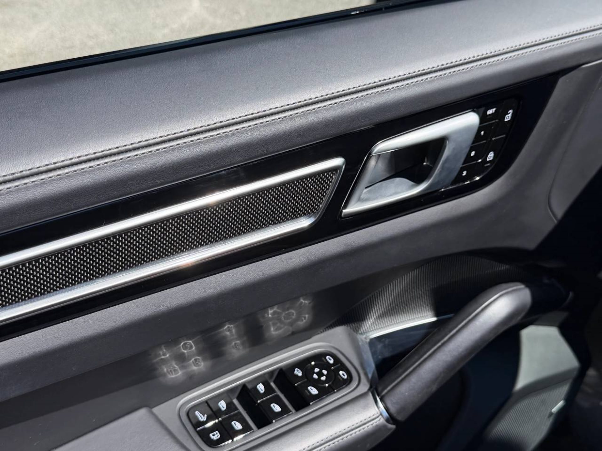 PORSCHE Cayenne Turbo S E-Hybrid Coupè-image-23