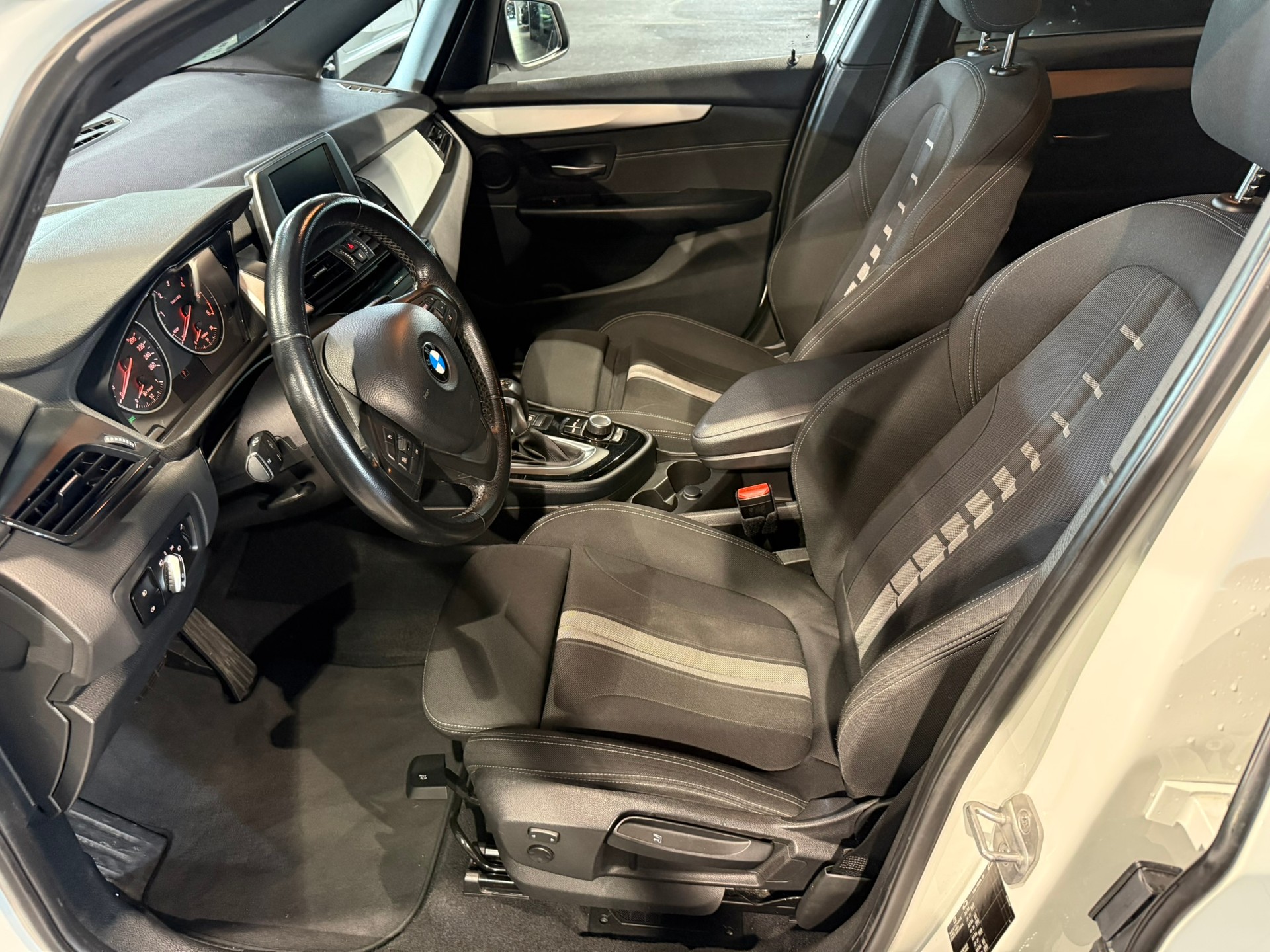 BMW 218d Active Tourer Steptronic-image-12