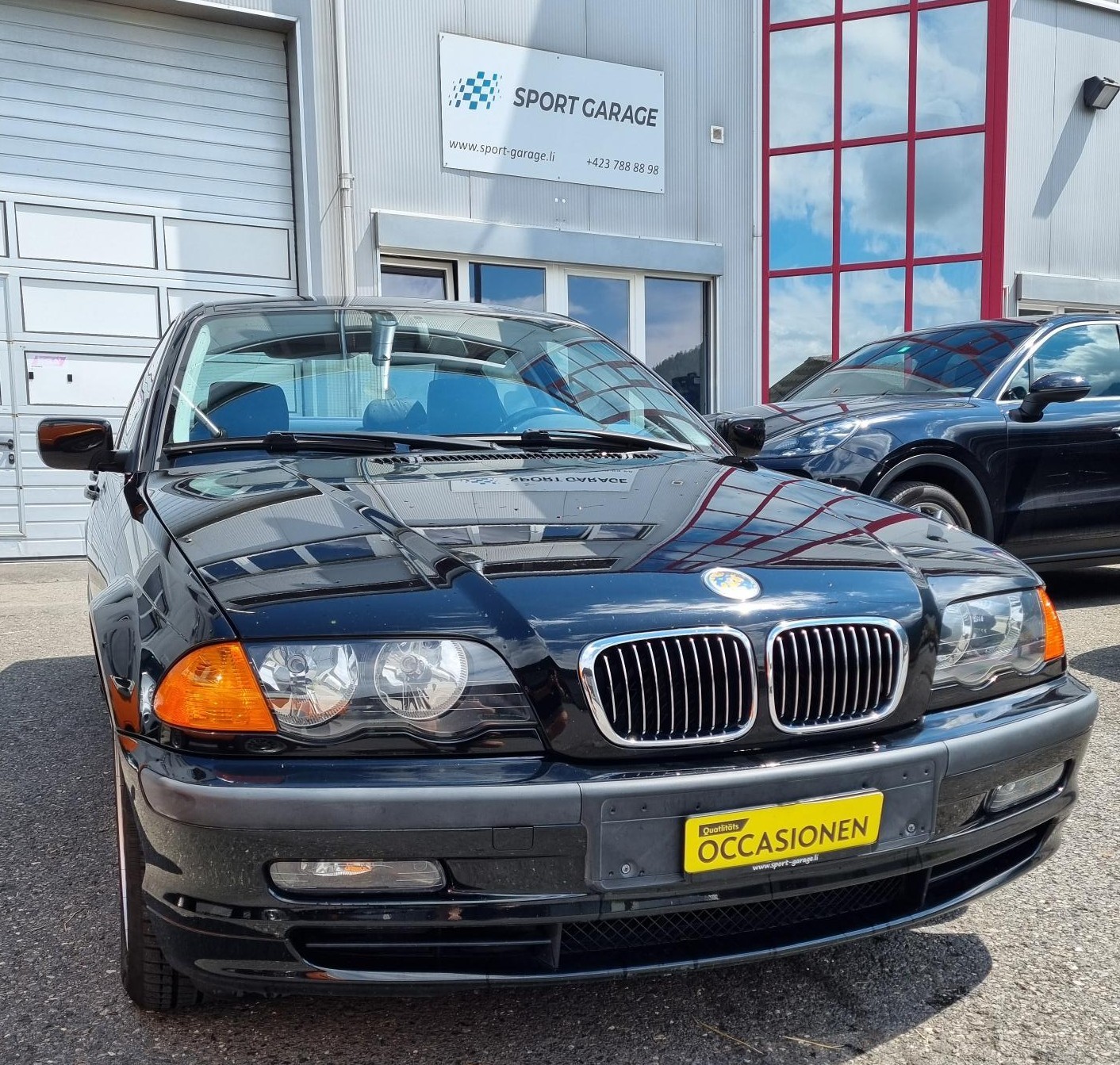 BMW 328 i Limousine-image-1