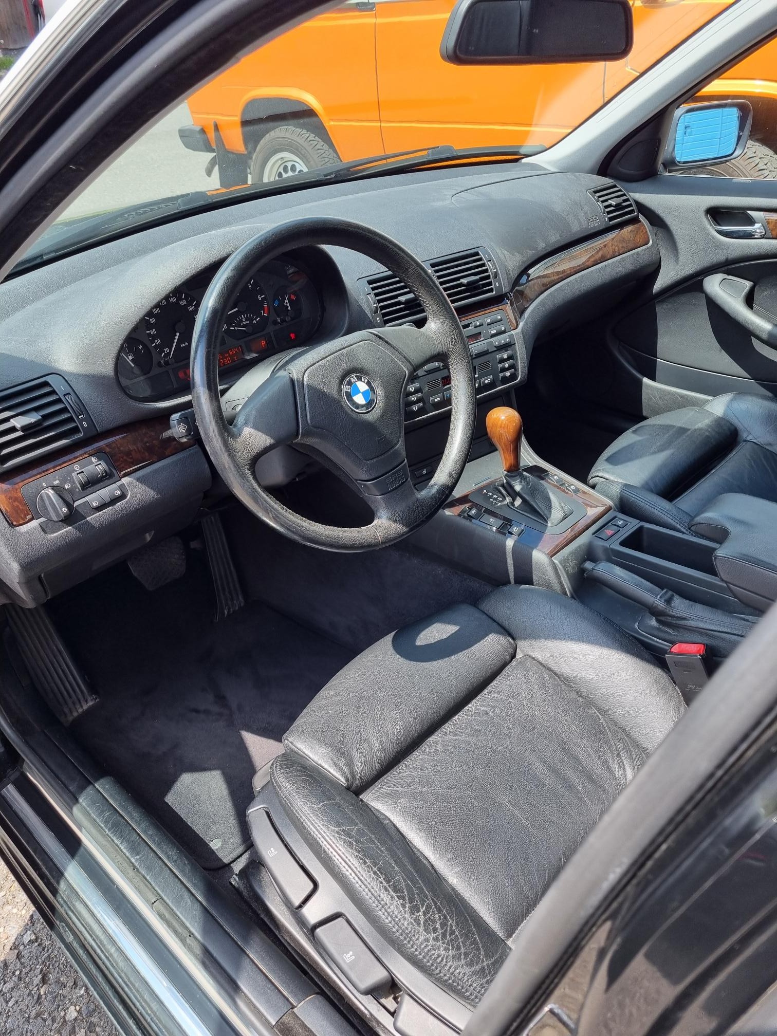 BMW 328 i Limousine-image-2