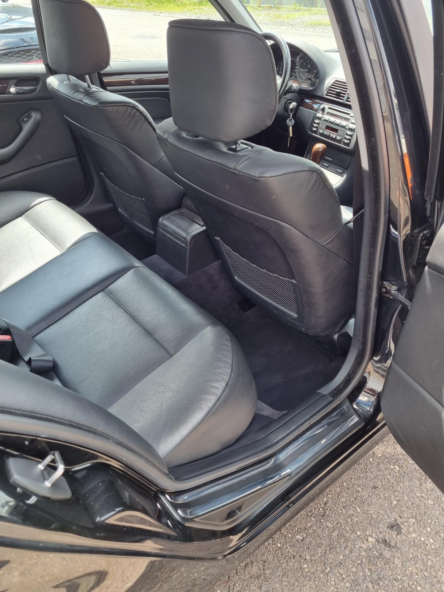 BMW 328 i Limousine-image-6