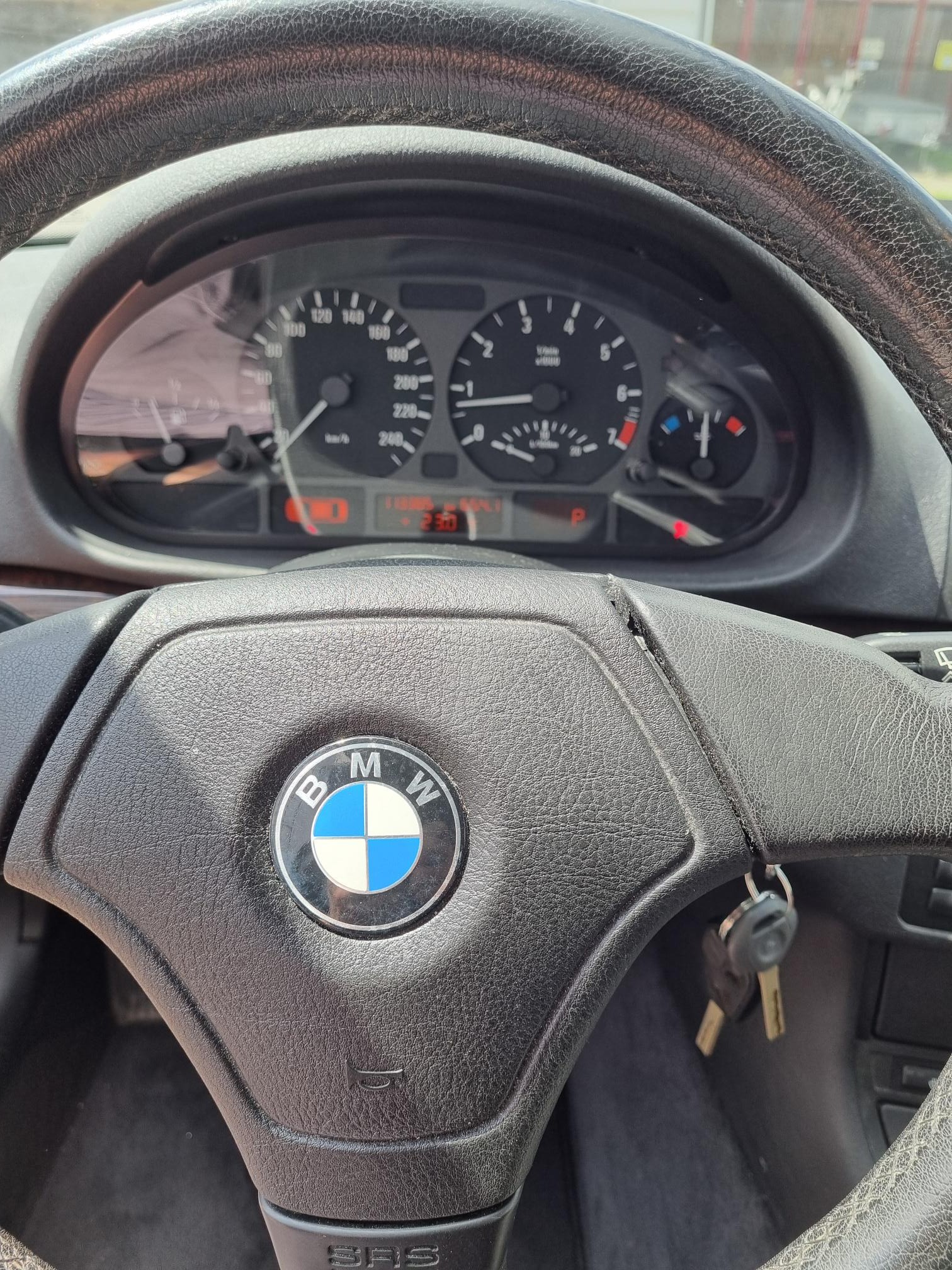 BMW 328 i Limousine-image-3