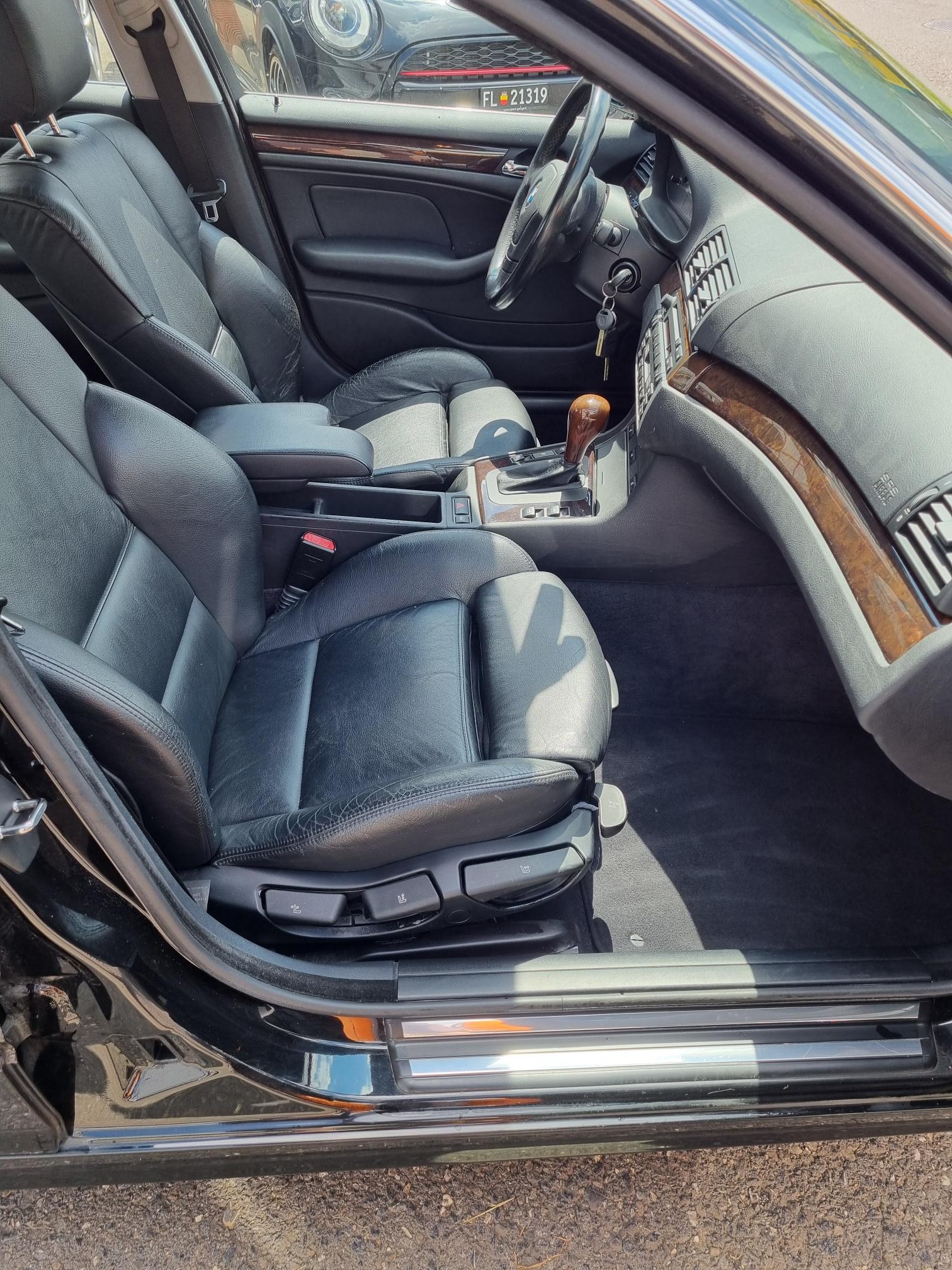 BMW 328 i Limousine-image-4