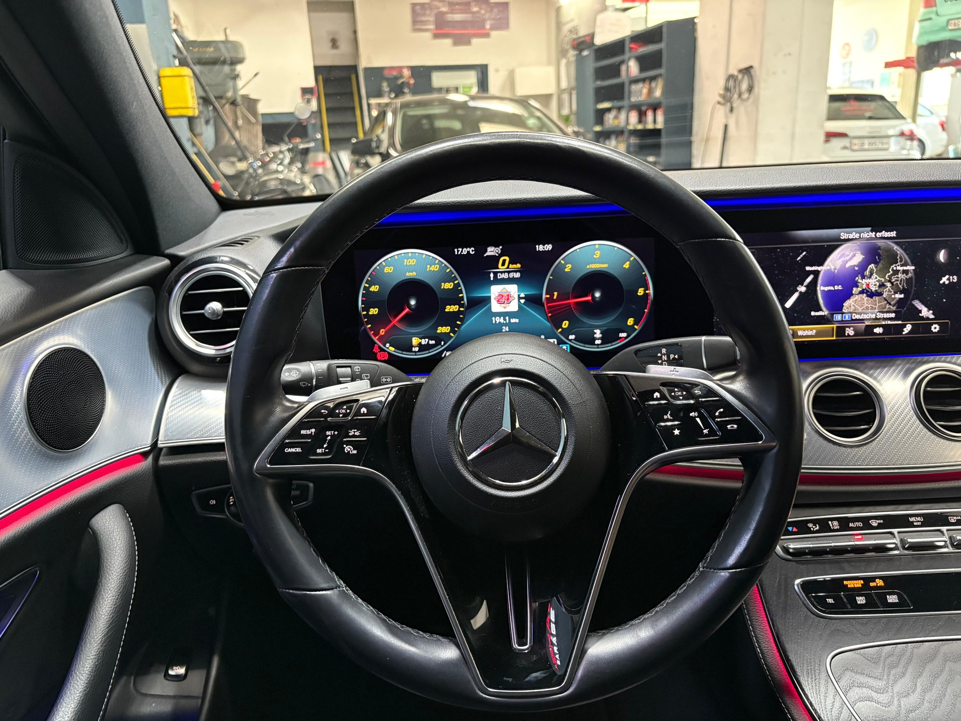 MERCEDES-BENZ E 220 d T 4Matic Avantgarde 9G-Tronic-image-19