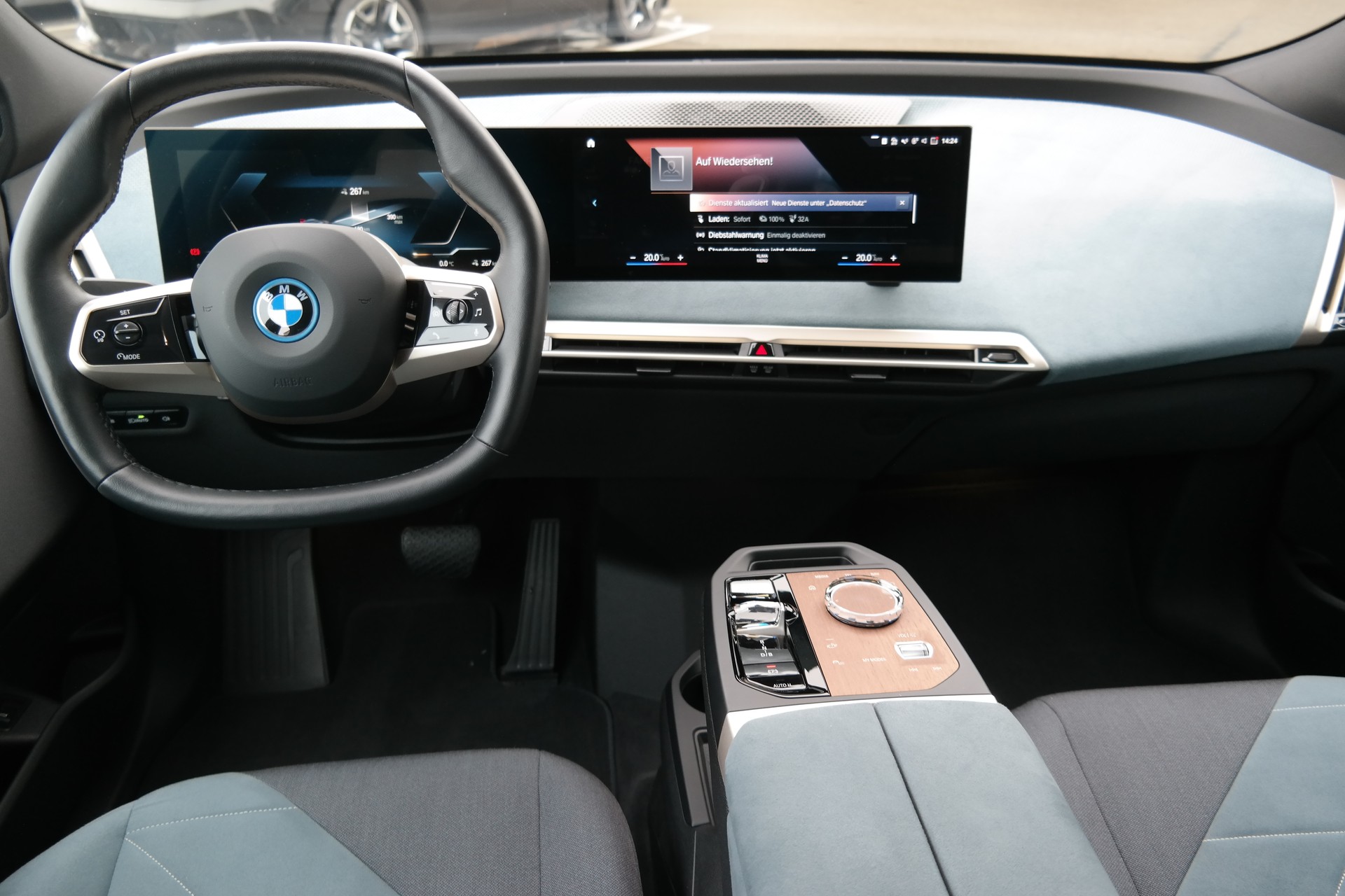 BMW iX xDrive50-image-16