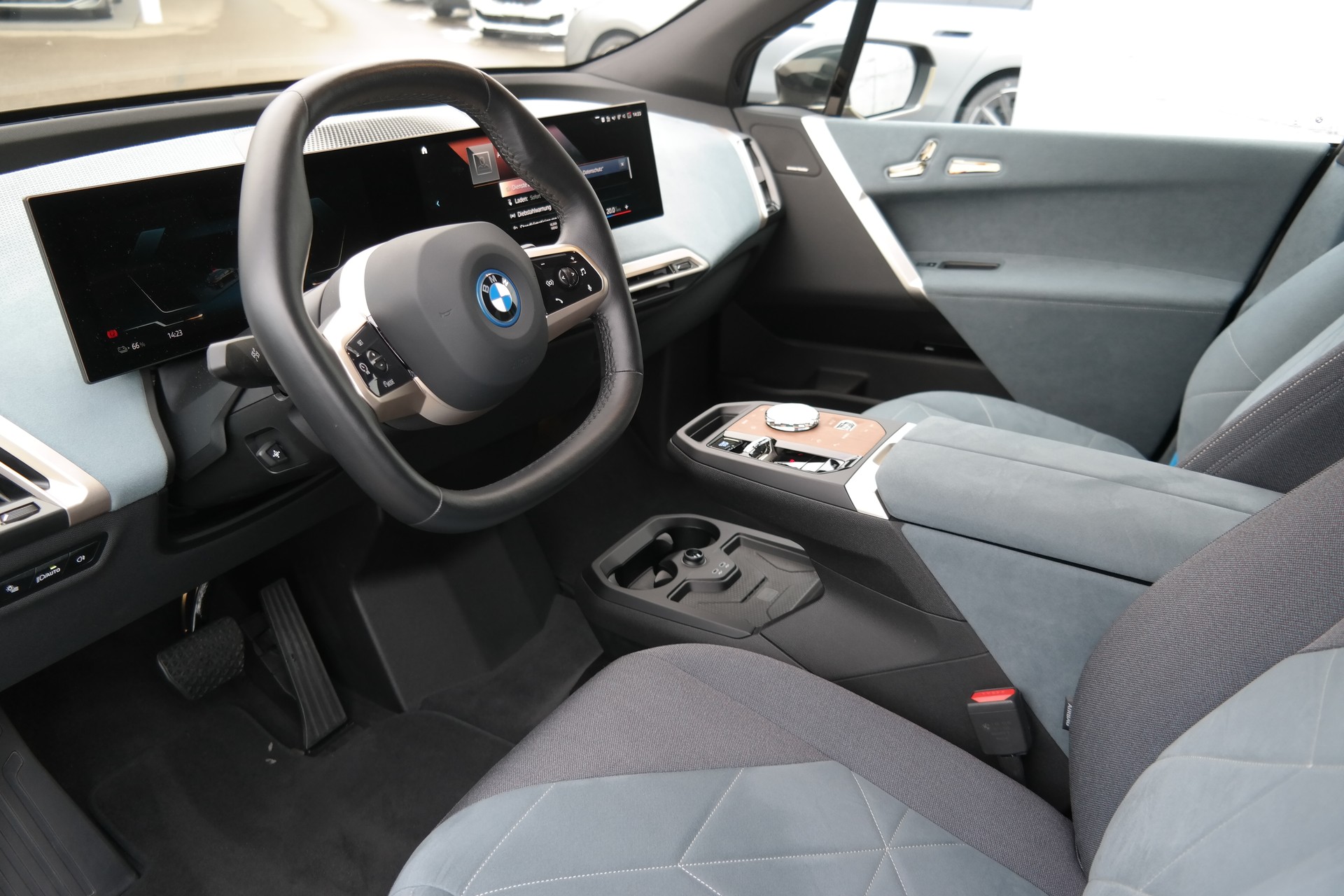 BMW iX xDrive50-image-12