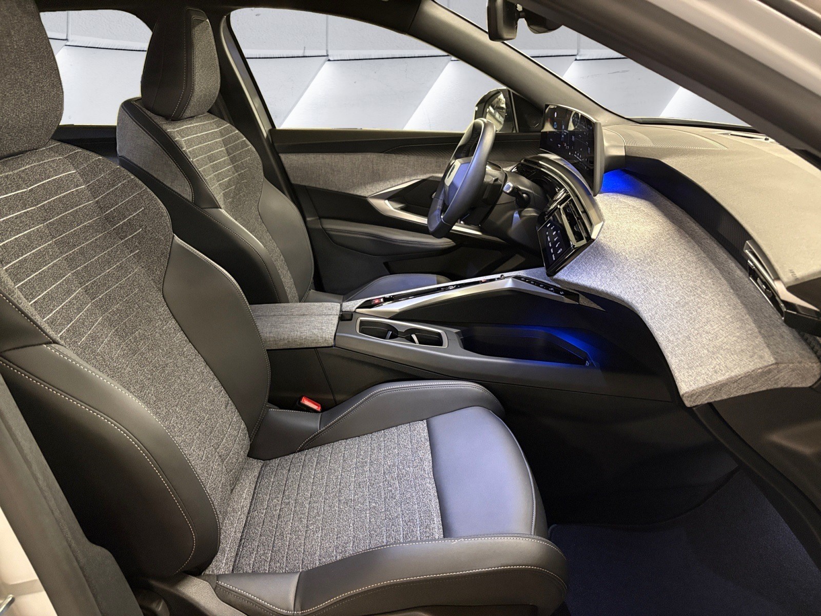 PEUGEOT 5008 145 Hybrid e-DCS6 Allure / #1 Elite Dealer – AutoScout24 Award 2025 Winner-image-13