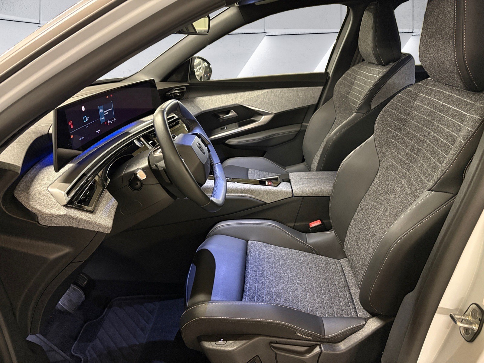 PEUGEOT 5008 145 Hybrid e-DCS6 Allure / #1 Elite Dealer – AutoScout24 Award 2025 Winner-image-12