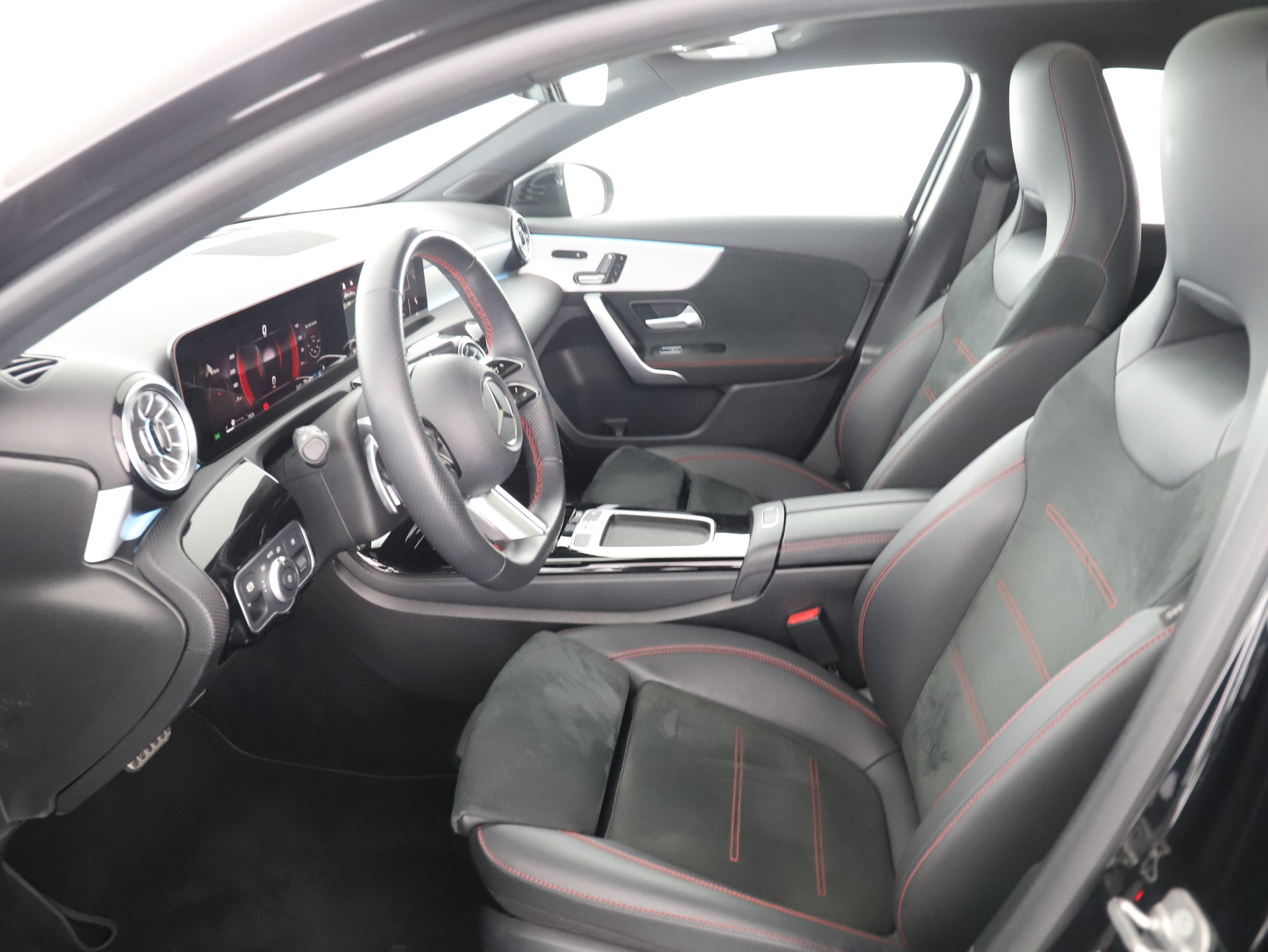 MERCEDES-BENZ A 220 4Matic 8G-DCT-image-9
