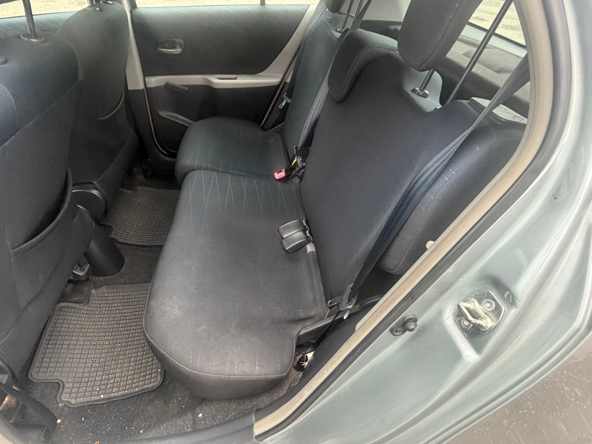 TOYOTA Yaris 1.3 Linea Sol-image-7