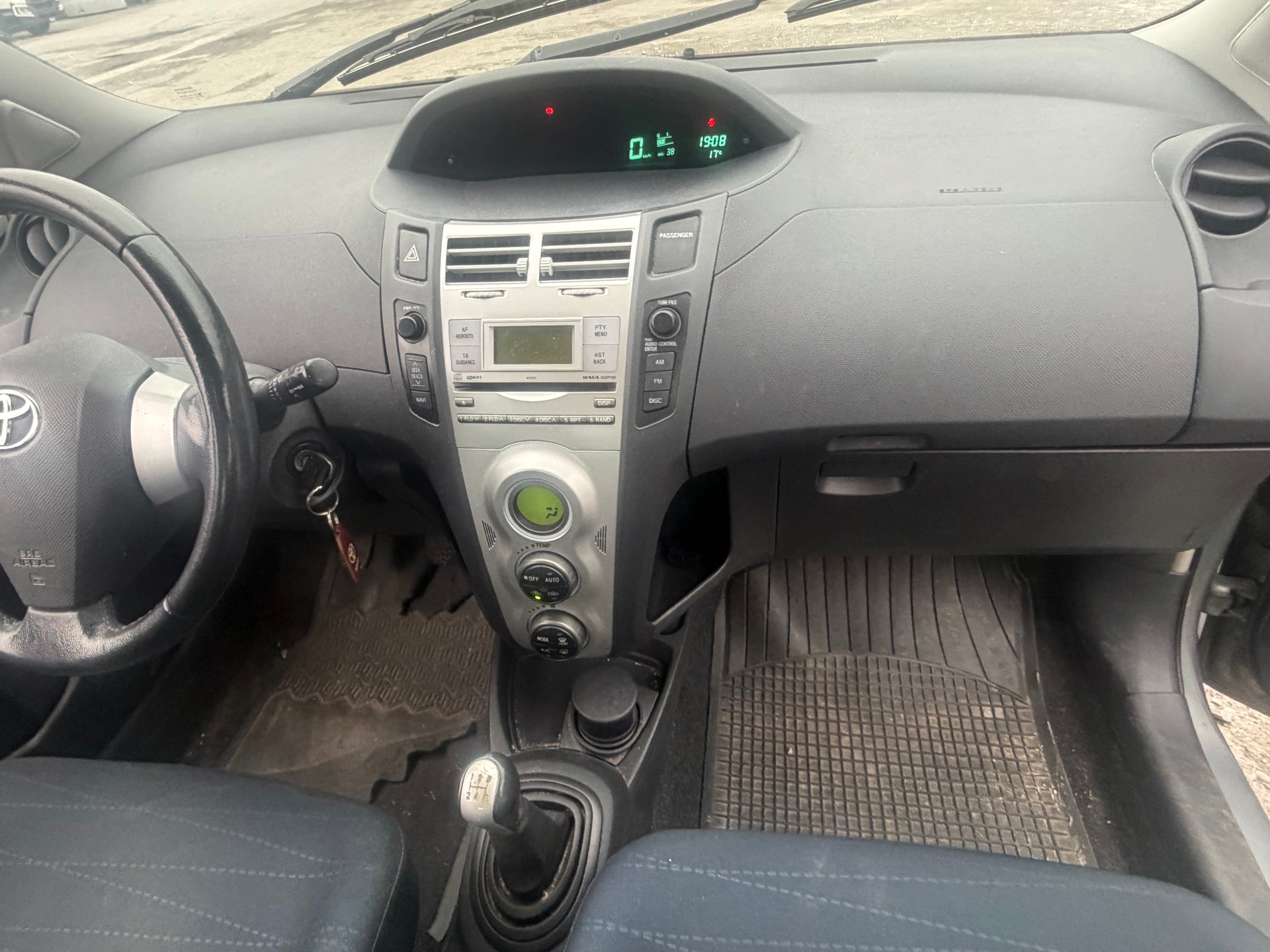 TOYOTA Yaris 1.3 Linea Sol-image-5