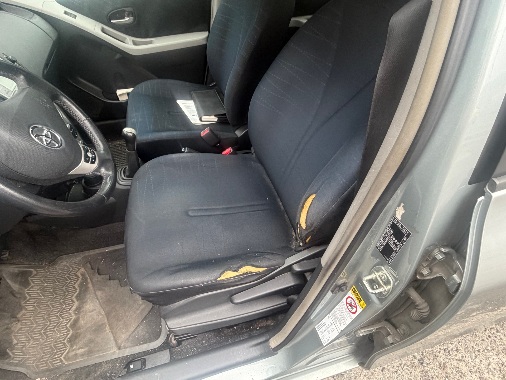 TOYOTA Yaris 1.3 Linea Sol-image-6