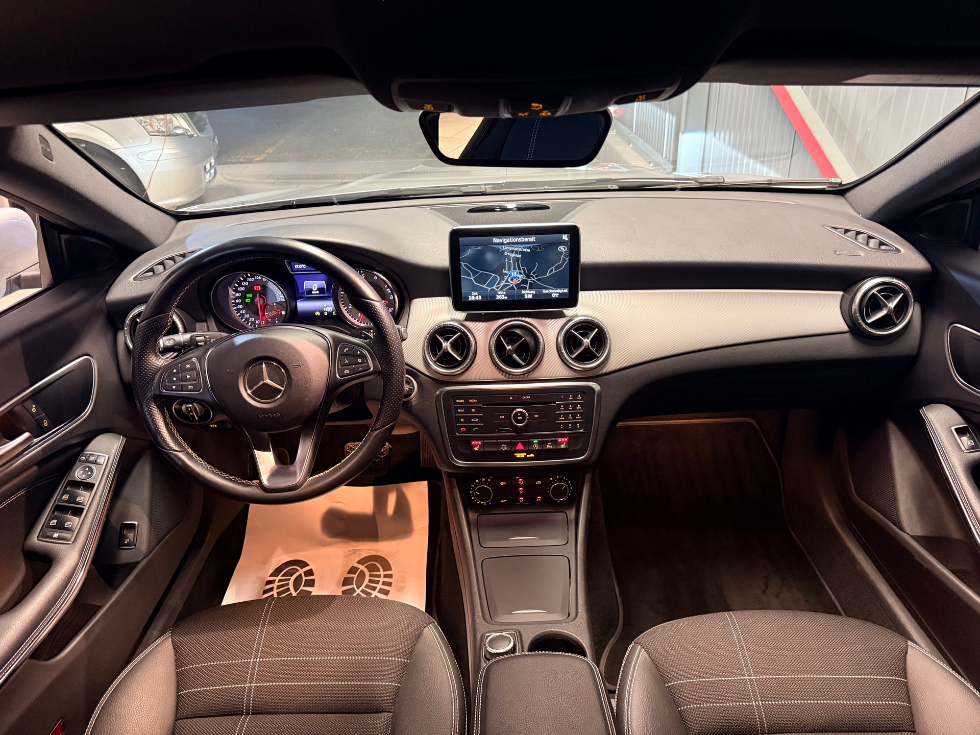 MERCEDES-BENZ CLA Shooting Brake 180 Urban 7G-DCT-image-1