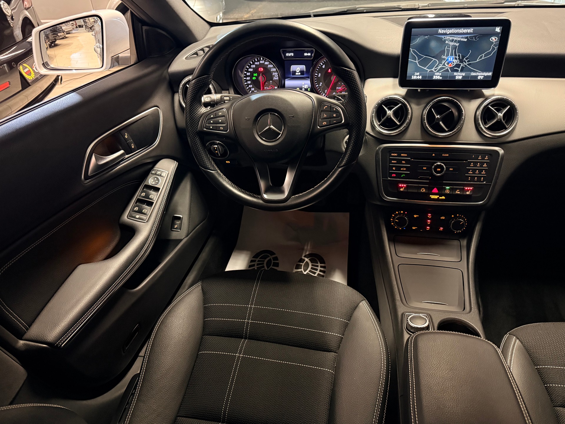 MERCEDES-BENZ CLA Shooting Brake 180 Urban 7G-DCT-image-12