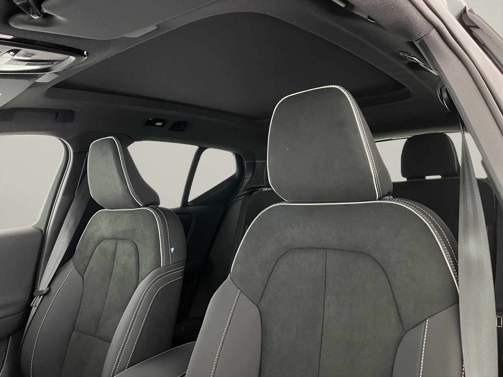 VOLVO XC40 2.0 B3 MH Plus Dark-image-12
