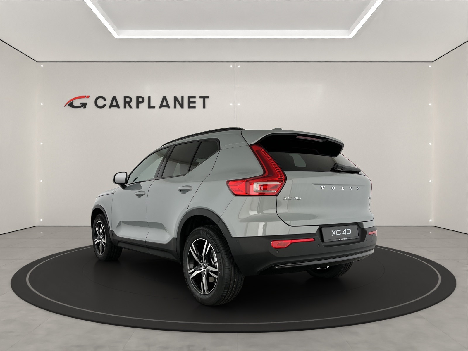 VOLVO XC40 2.0 B3 MH Plus Dark-image-1