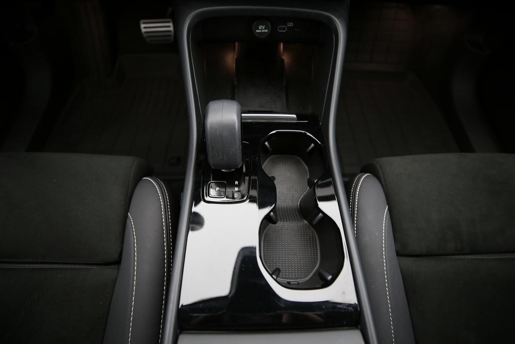 VOLVO XC40 P8 Twin Pro AWD-image-10