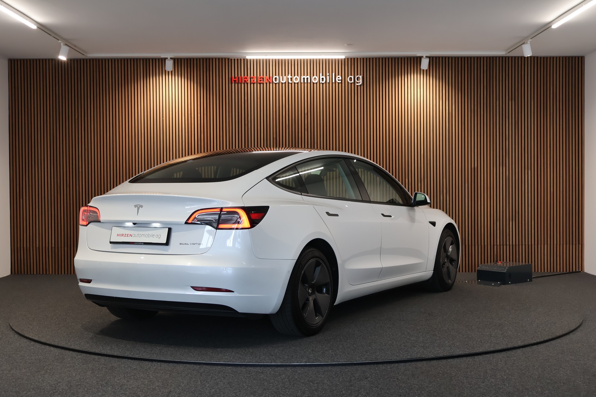 TESLA Model 3 Long Range Dual Motor AWD-image-4