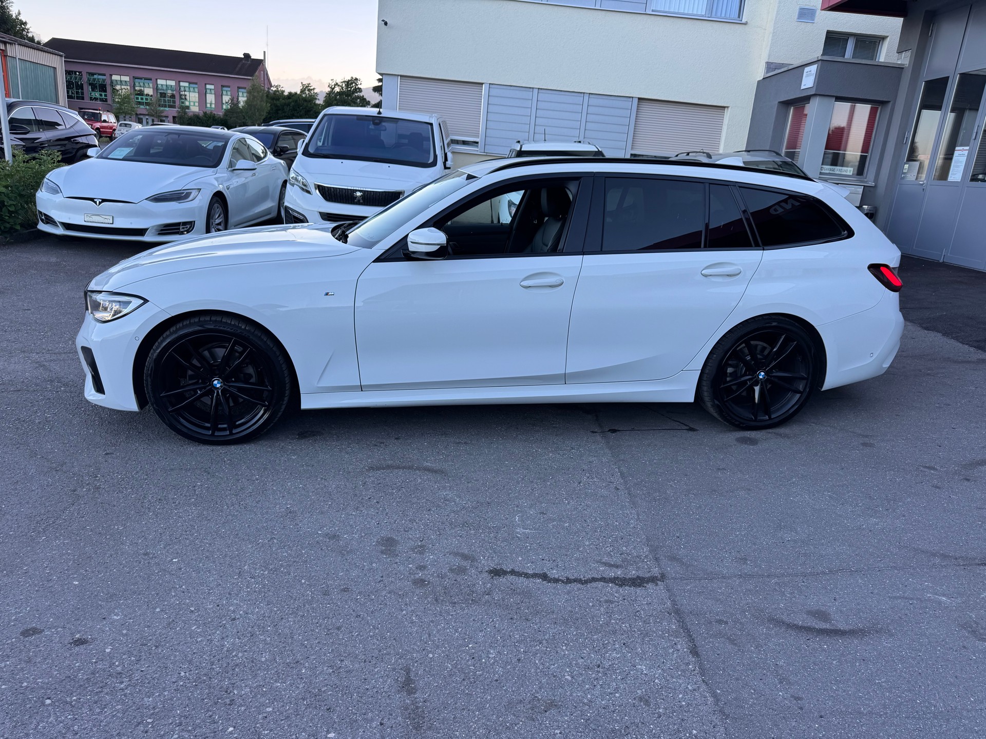 BMW 320d xDrive 48V Touring M Sport Steptronic-image-6