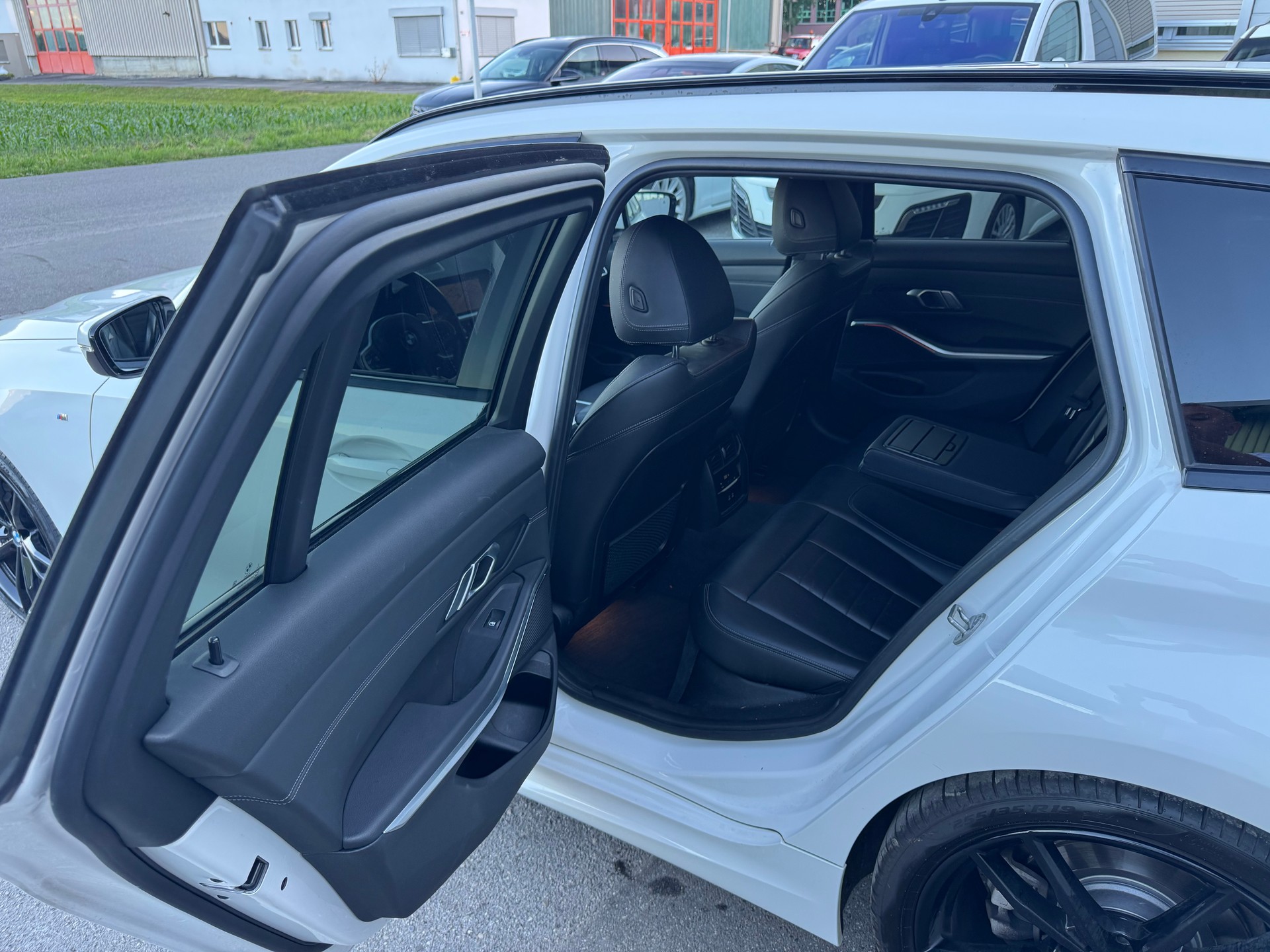 BMW 320d xDrive 48V Touring M Sport Steptronic-image-12