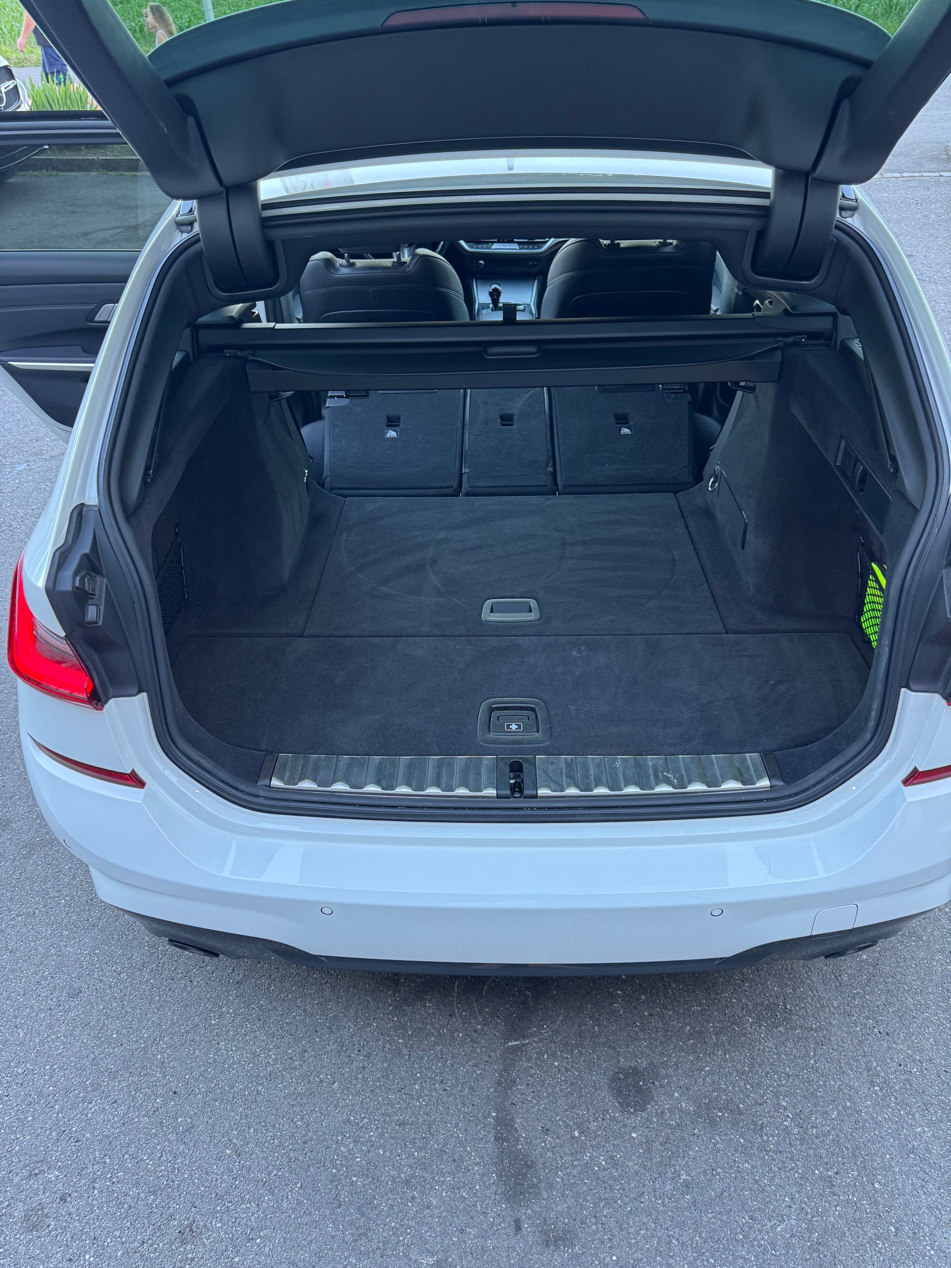 BMW 320d xDrive 48V Touring M Sport Steptronic-image-11
