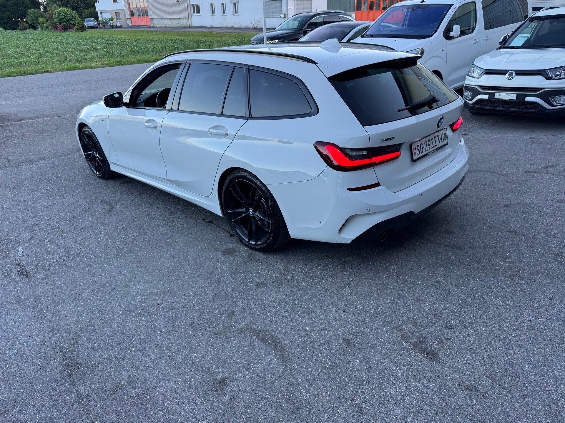BMW 320d xDrive 48V Touring M Sport Steptronic-image-2