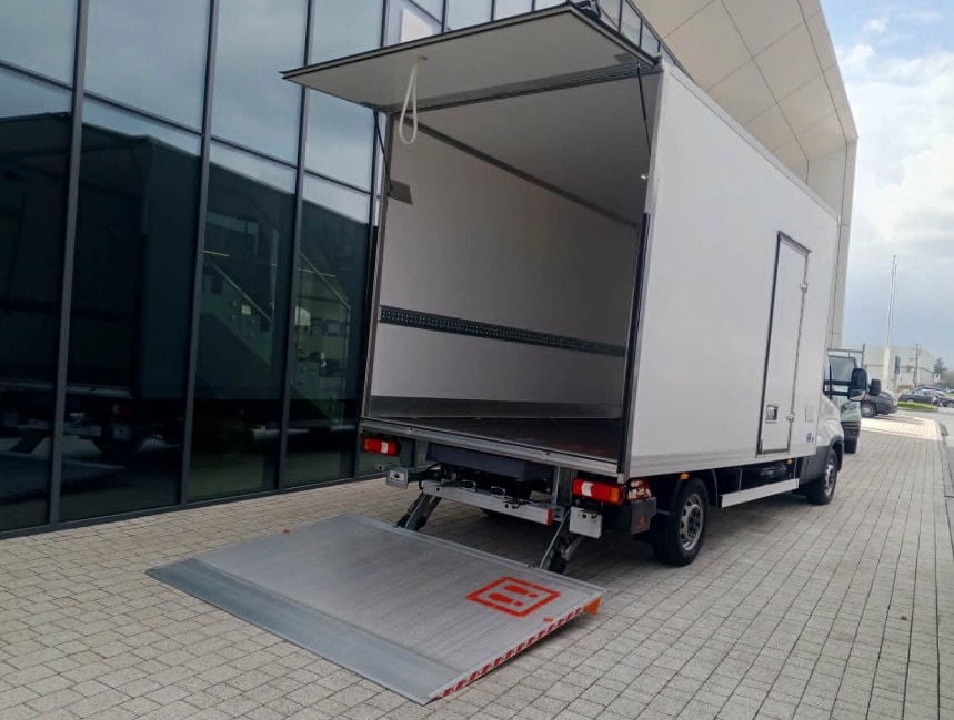 IVECO Daily 35 S 18H Kasten mit Hebebühne-image-3