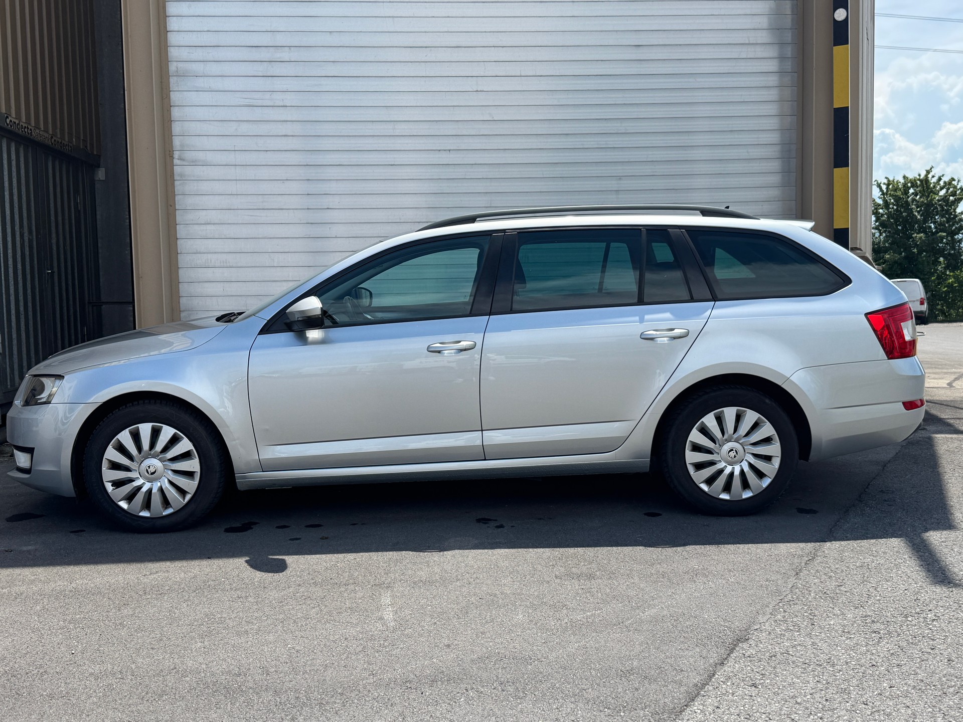 SKODA Octavia Combi 1.6 TDI Ambition DSG-image-2