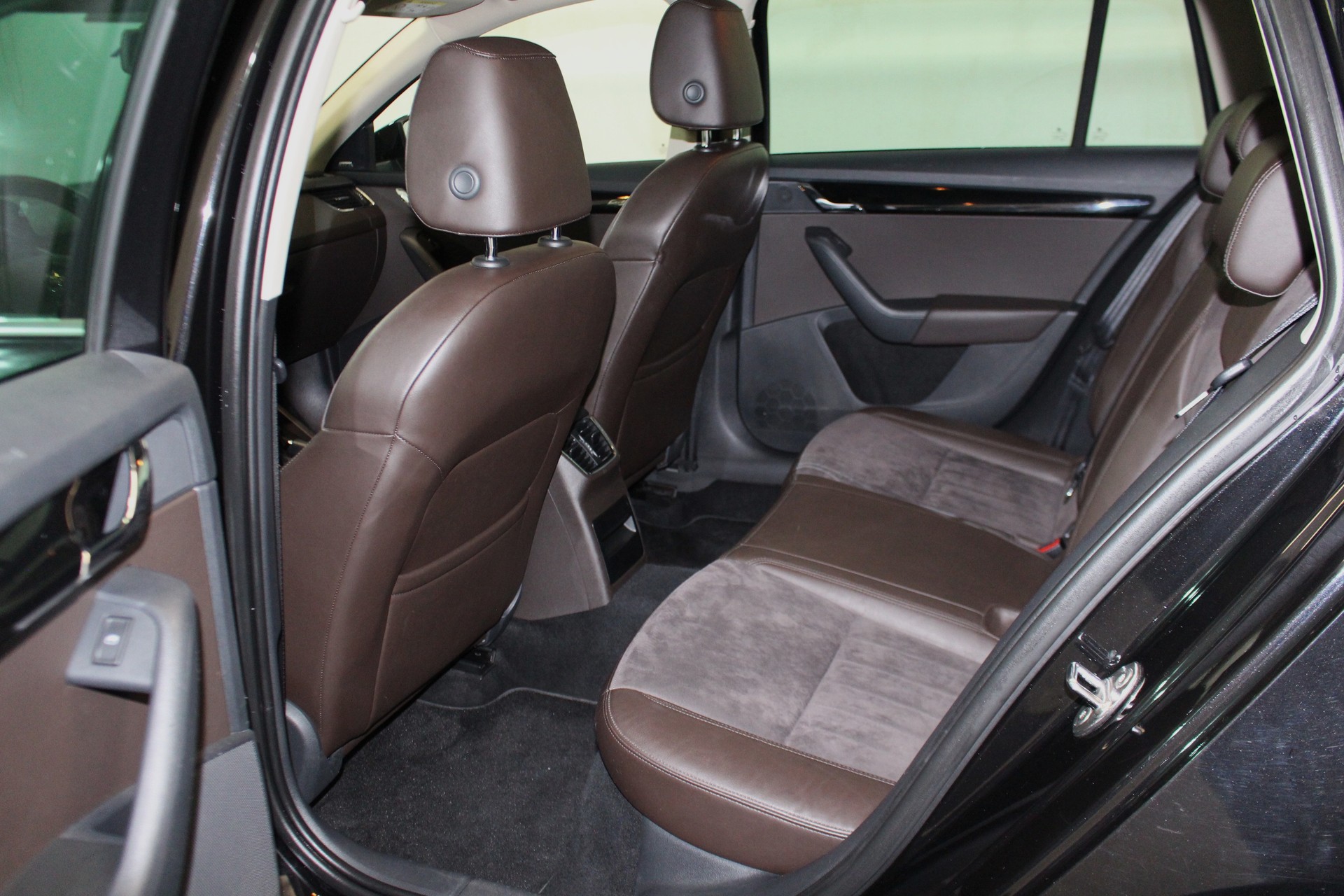 SKODA Octavia Combi 1.8 TSI L & K 4x4 DSG-image-7