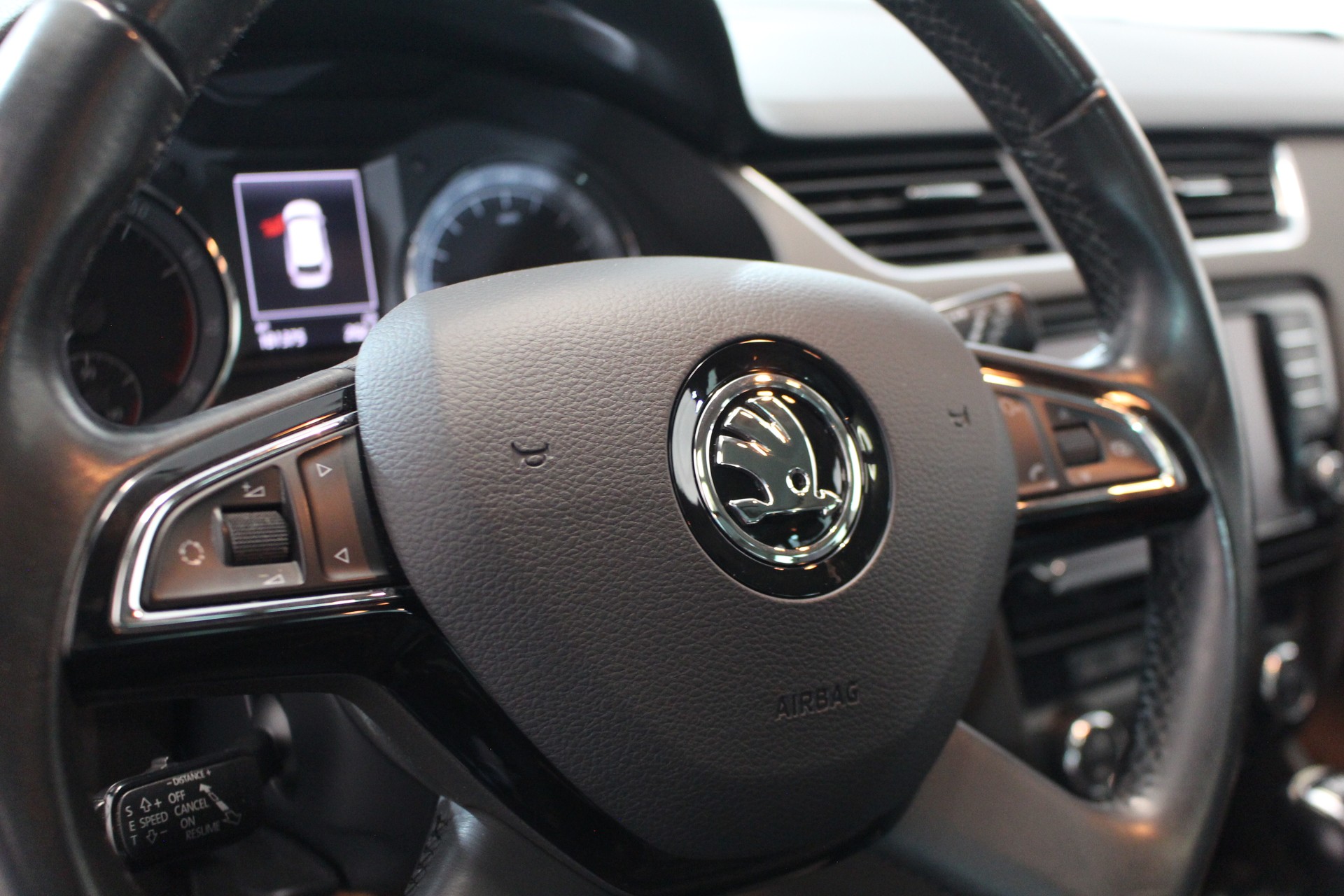SKODA Octavia Combi 1.8 TSI L & K 4x4 DSG-image-13