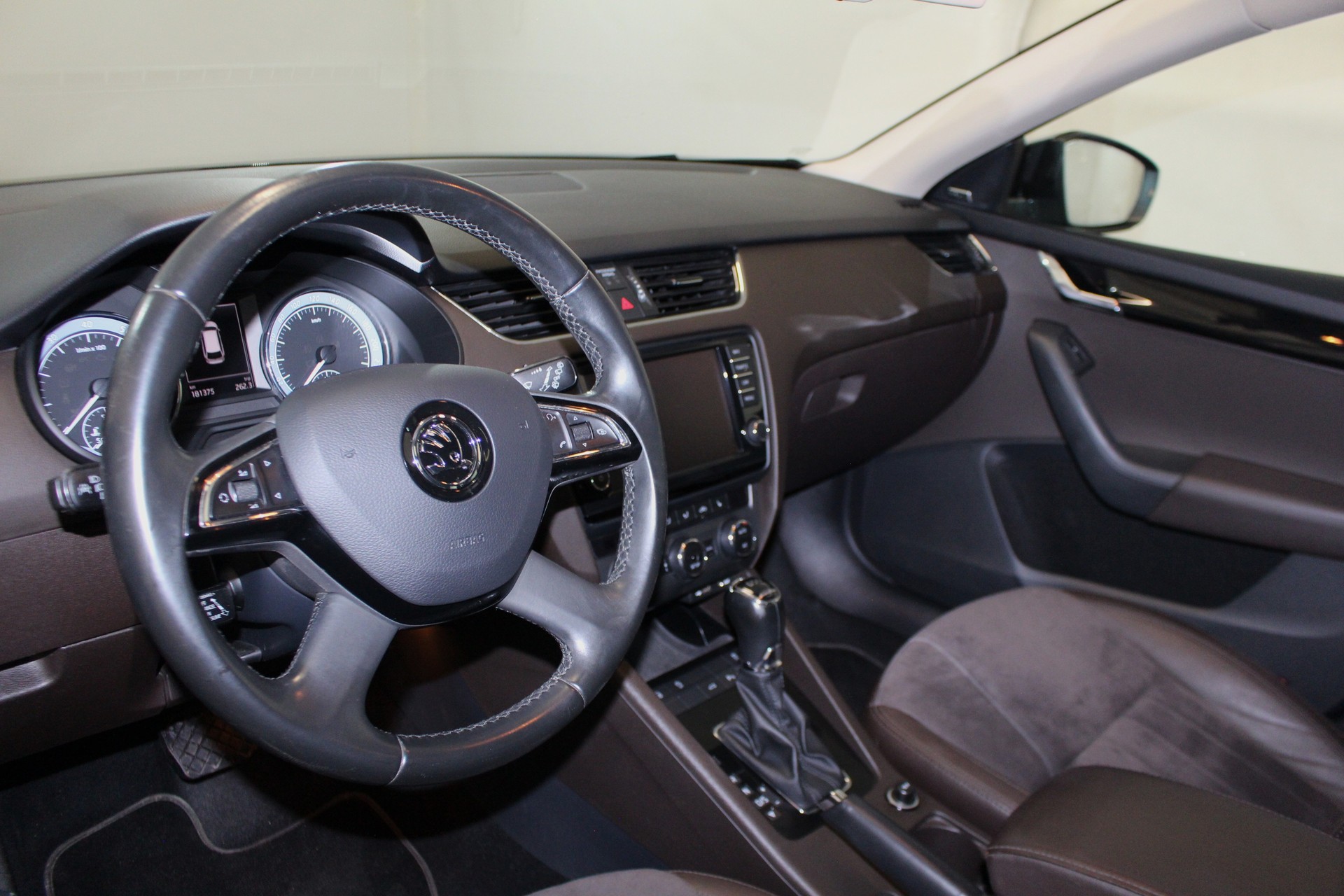 SKODA Octavia Combi 1.8 TSI L & K 4x4 DSG-image-11