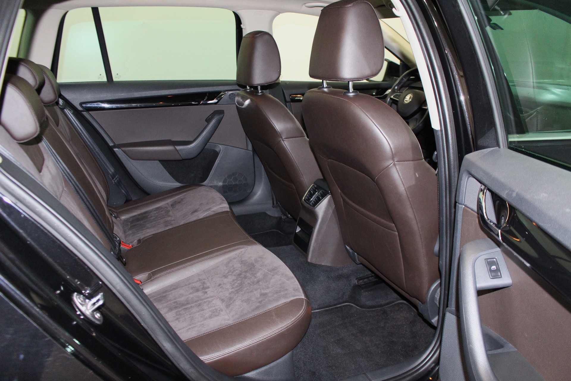SKODA Octavia Combi 1.8 TSI L & K 4x4 DSG-image-9