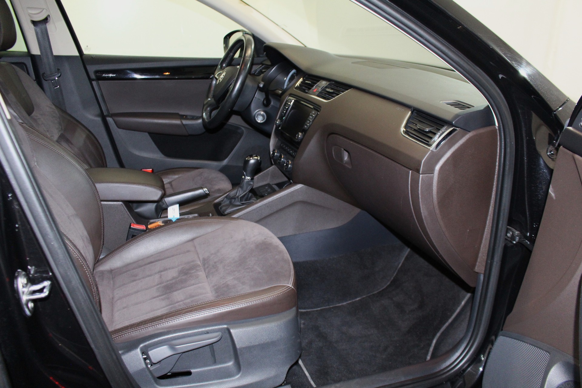 SKODA Octavia Combi 1.8 TSI L & K 4x4 DSG-image-10