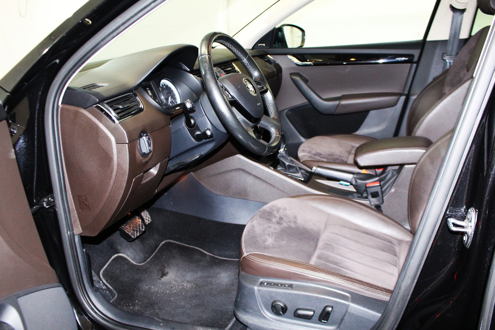 SKODA Octavia Combi 1.8 TSI L & K 4x4 DSG-image-6