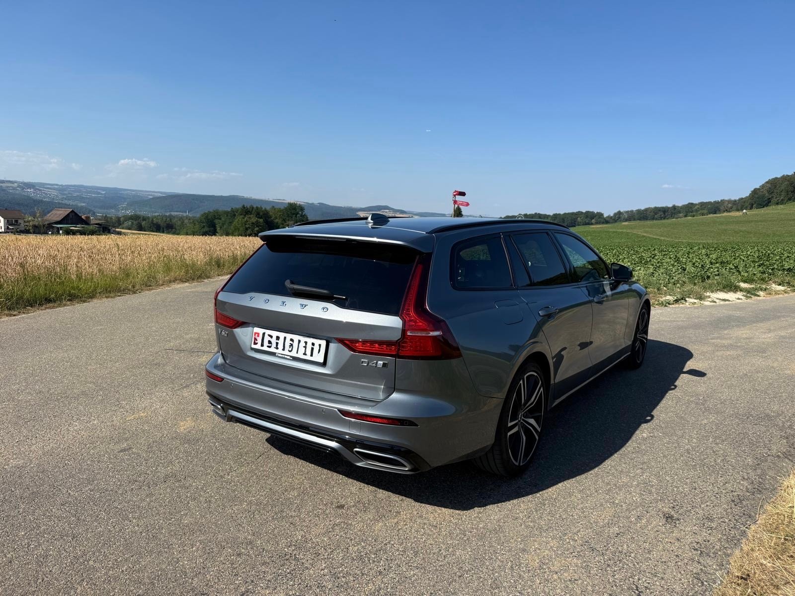 VOLVO V60 D4 AWD Momentum Geartronic-image-3