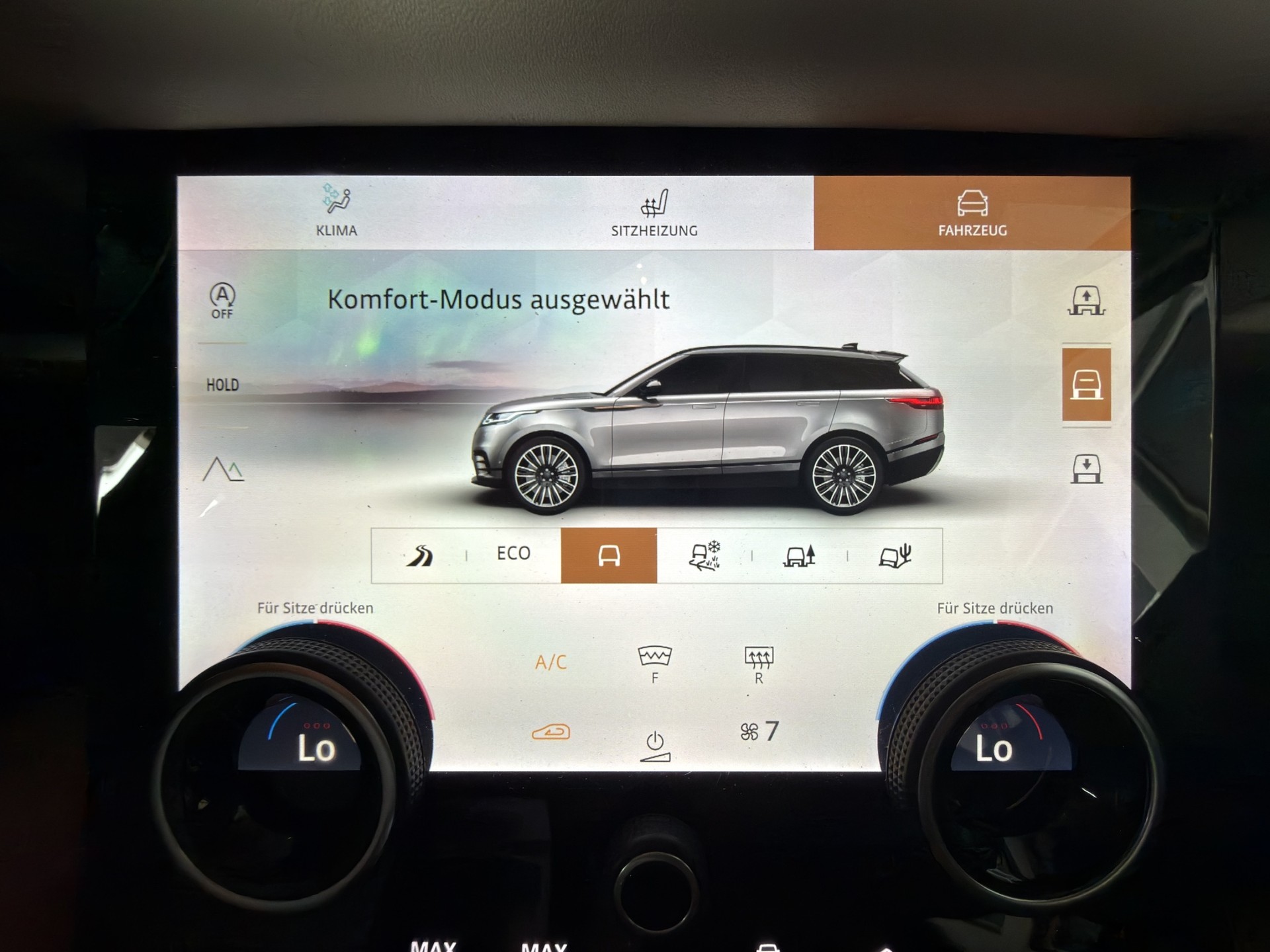 LAND ROVER Range Rover Velar 3.0 D I6 300 S-image-24